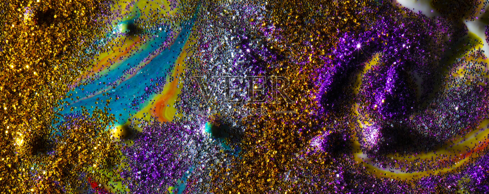 彩旗:深色背景上，点缀着紫色和金色的条纹和波浪。当代的创造力。一幅色彩丰富、质感丰富的前卫绘画。背景由许多形状和材料组成。照片摄影图片