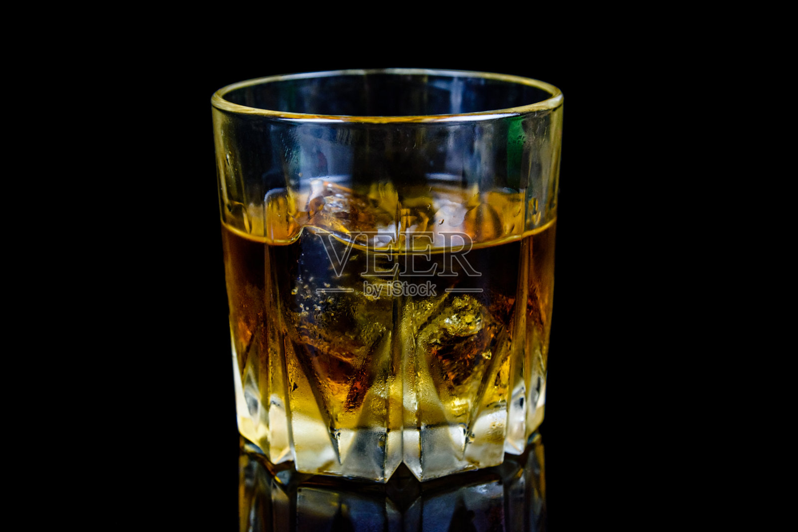 一杯威士忌孤立在黑色背景照片摄影图片