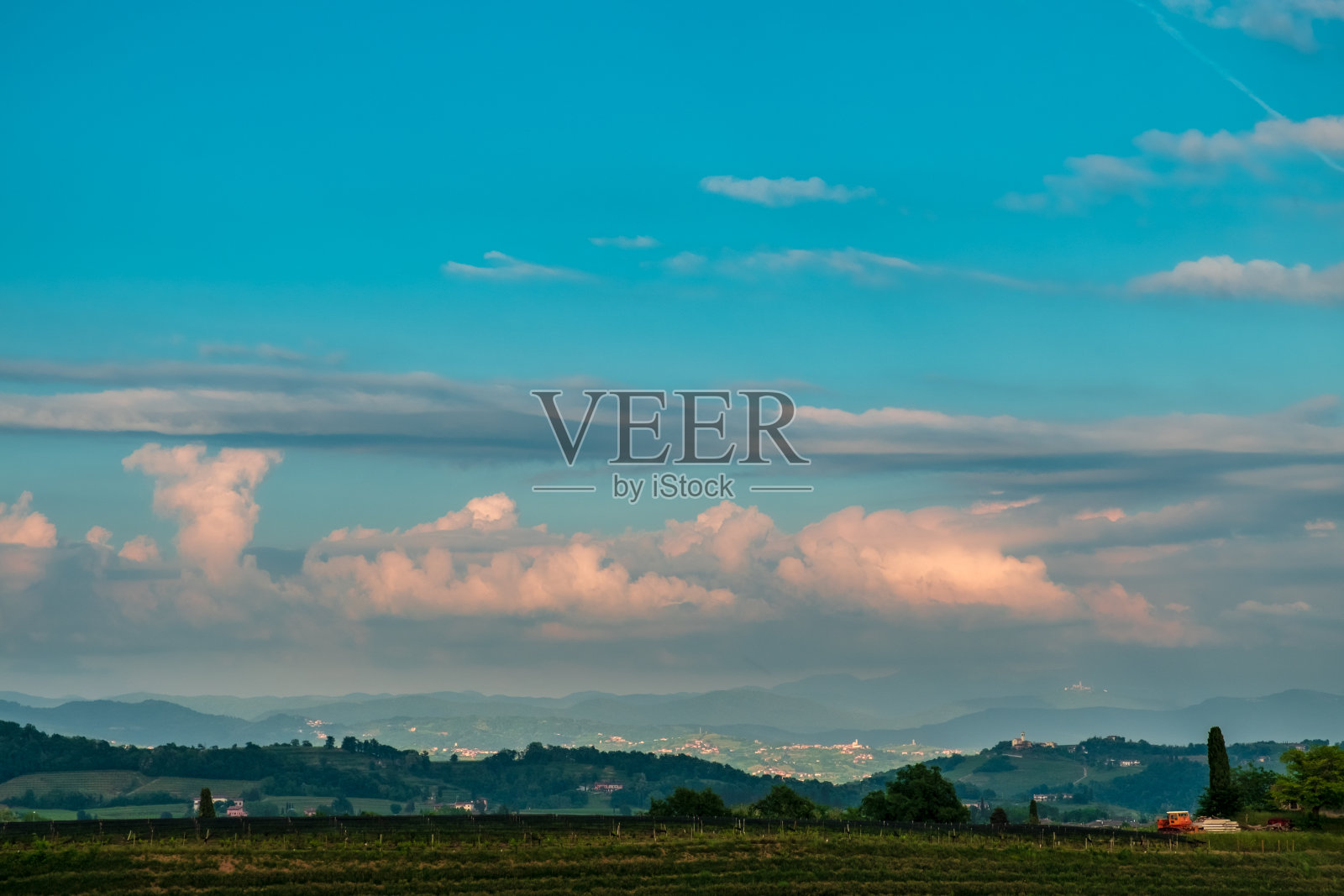 意大利弗里利-威尼斯朱利亚的科利奥-弗里乌拉诺葡萄园，春天的暴风雨日落照片摄影图片
