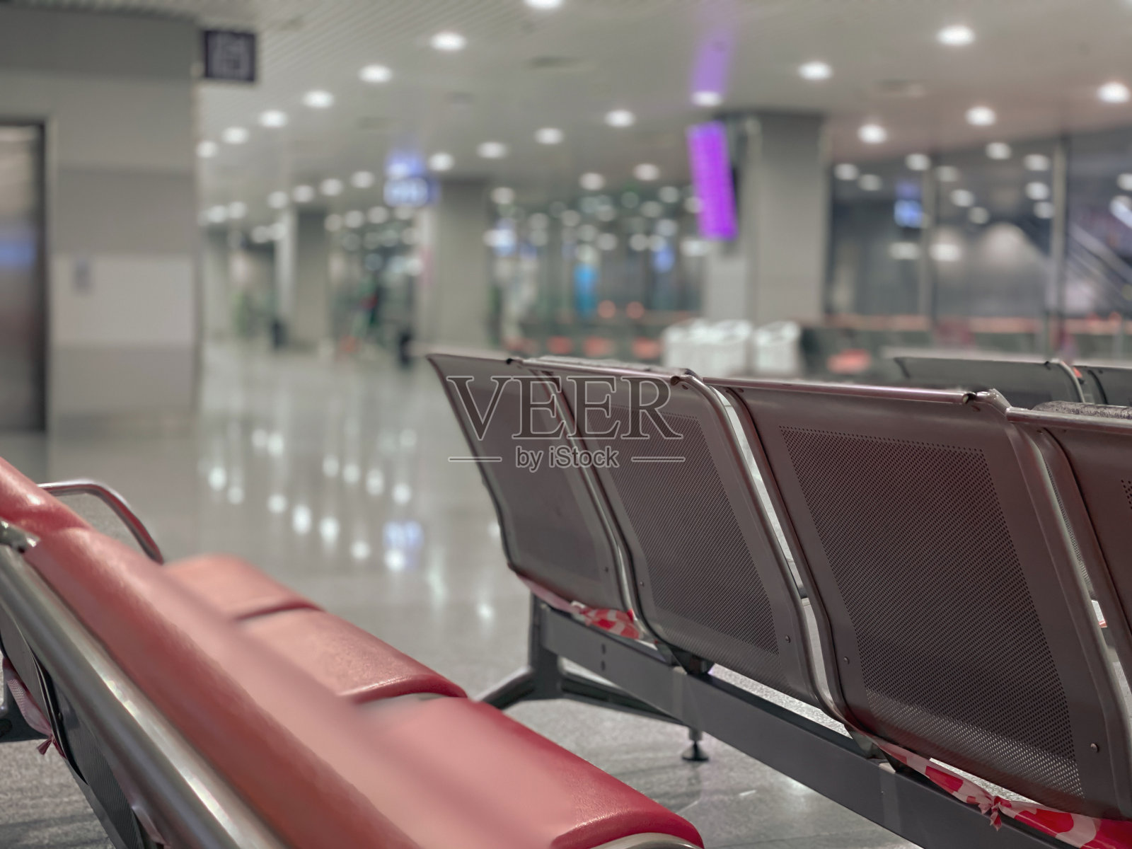 候机室机场座位的特写。旅游和旅游概念。照片摄影图片