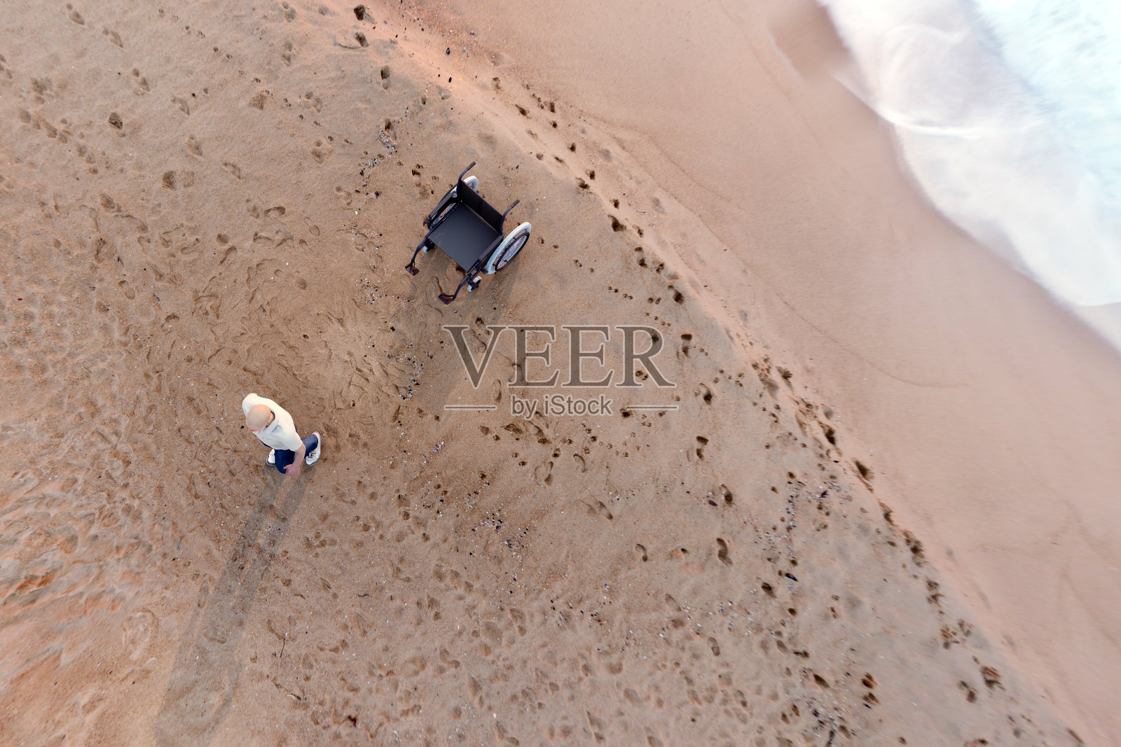 离开轮椅的人照片摄影图片