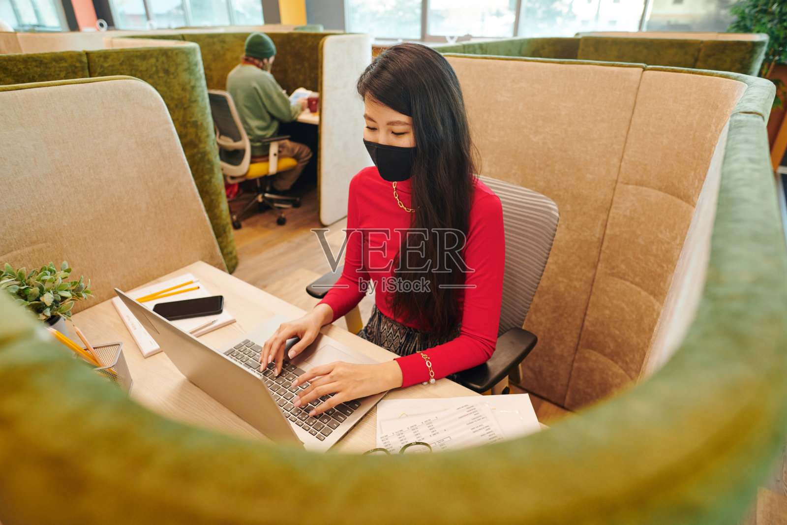 亚洲年轻女商人在智能休闲装和防护面具网络照片摄影图片