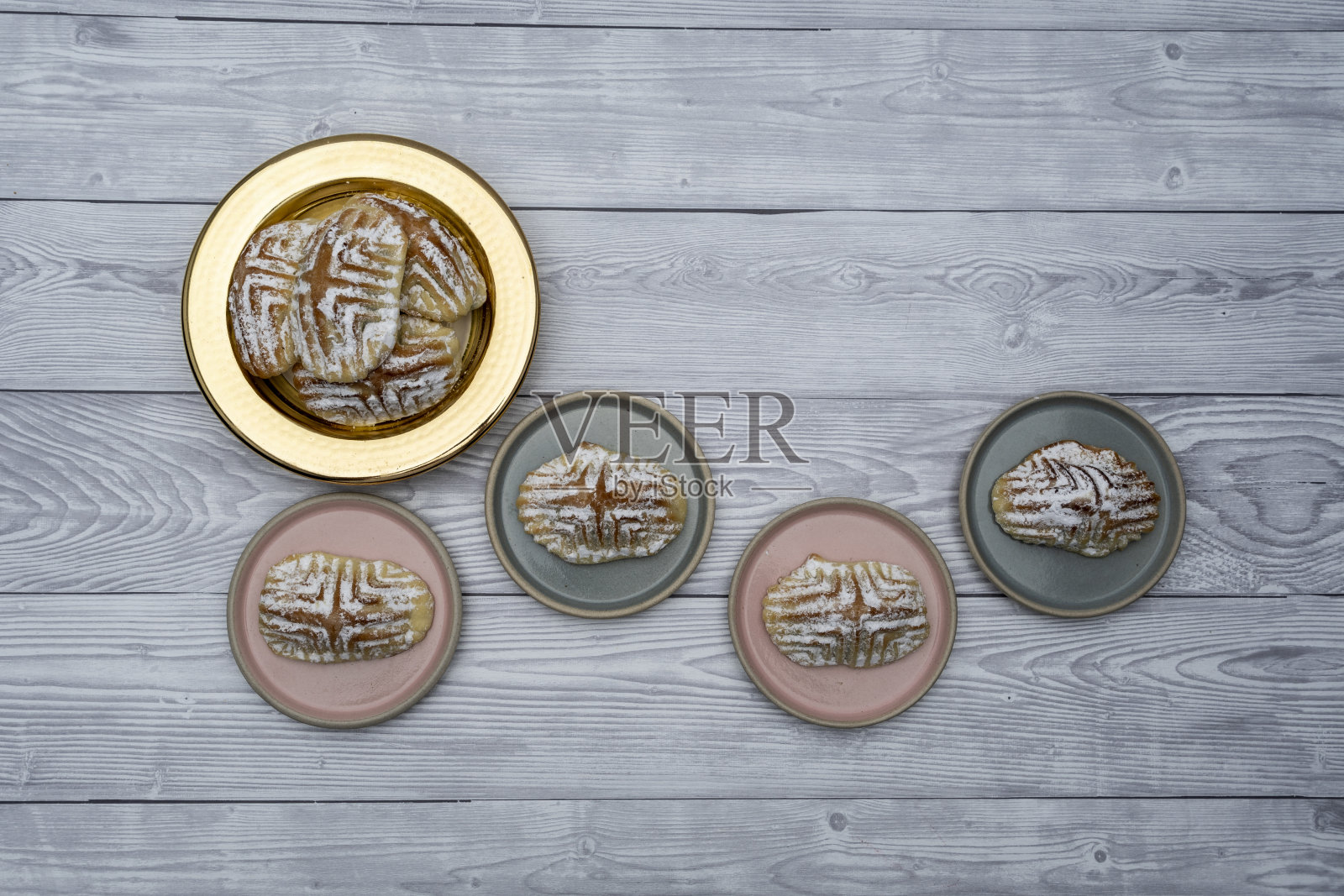 开斋节甜点，khk(开斋节饼干)阿拉伯馅儿开心果Maamoul饼干。前视图。照片摄影图片