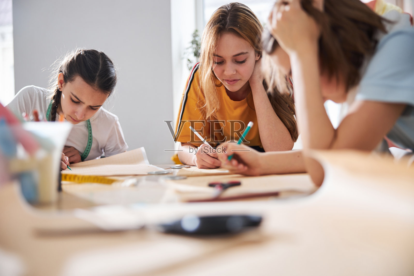 可爱的孩子在裁缝工作室缝制图案照片摄影图片