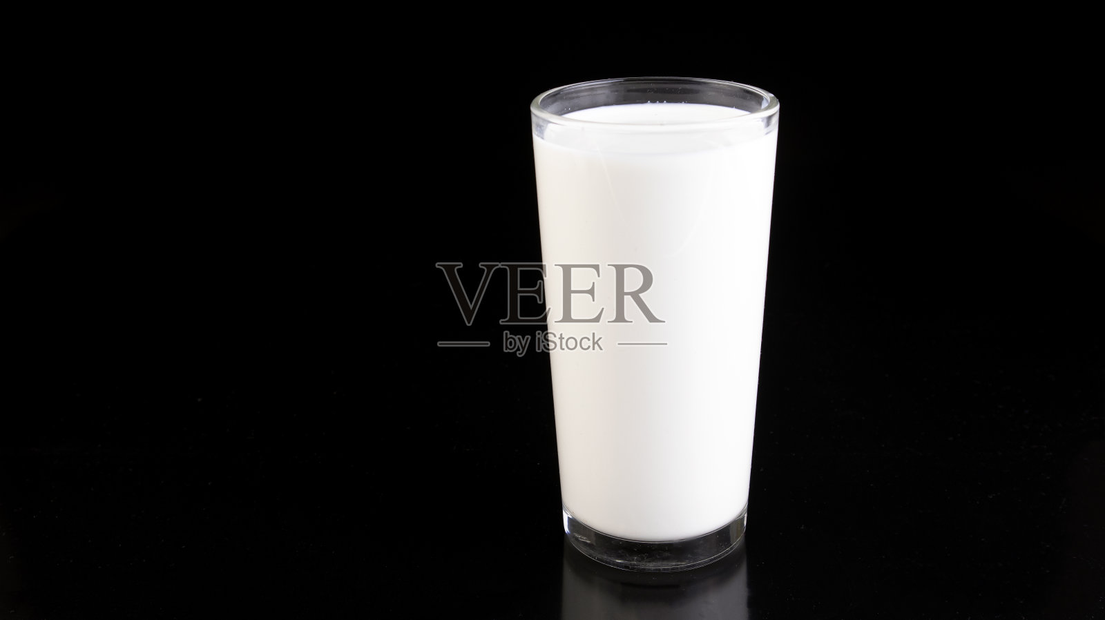 一杯鲜奶在黑色背景，孤立照片摄影图片
