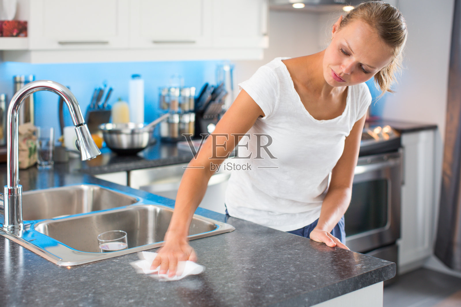 打扫厨房的年轻漂亮女人照片摄影图片