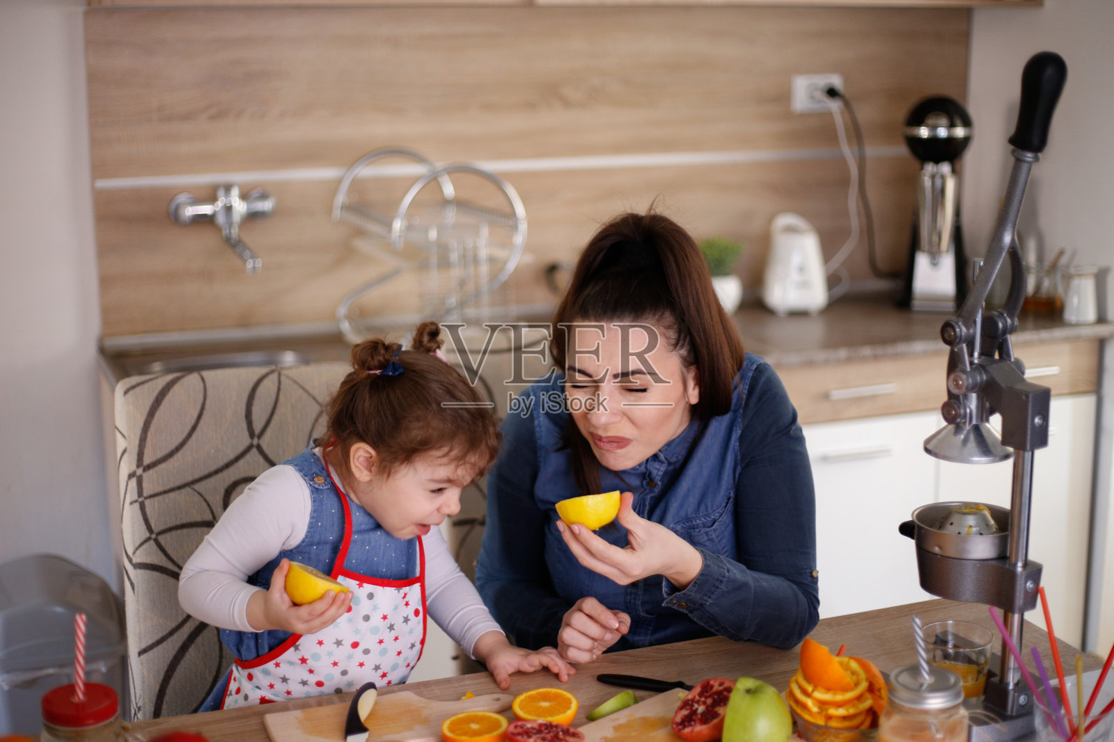 家人在厨房里。库存图片照片摄影图片