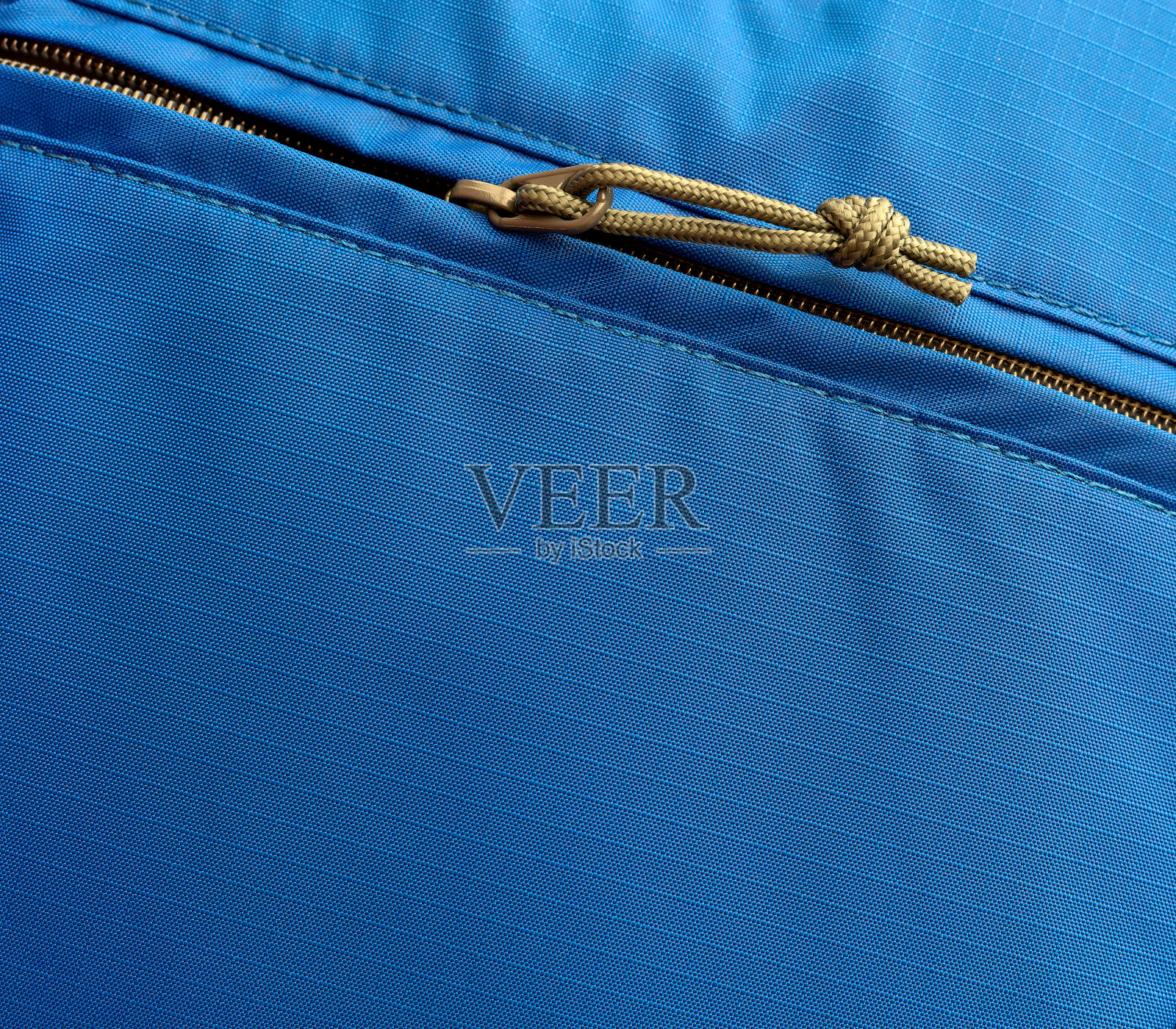 打开一个蓝色背包的口袋拉链照片摄影图片