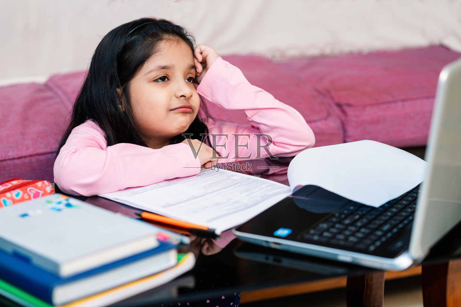 一个女孩在网上上课时坐在笔记本电脑前睡觉照片摄影图片