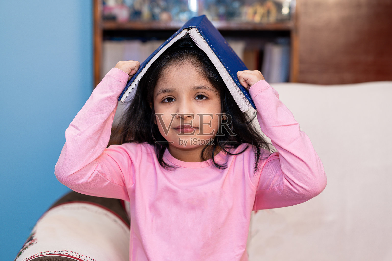 小女孩在家里看书照片摄影图片