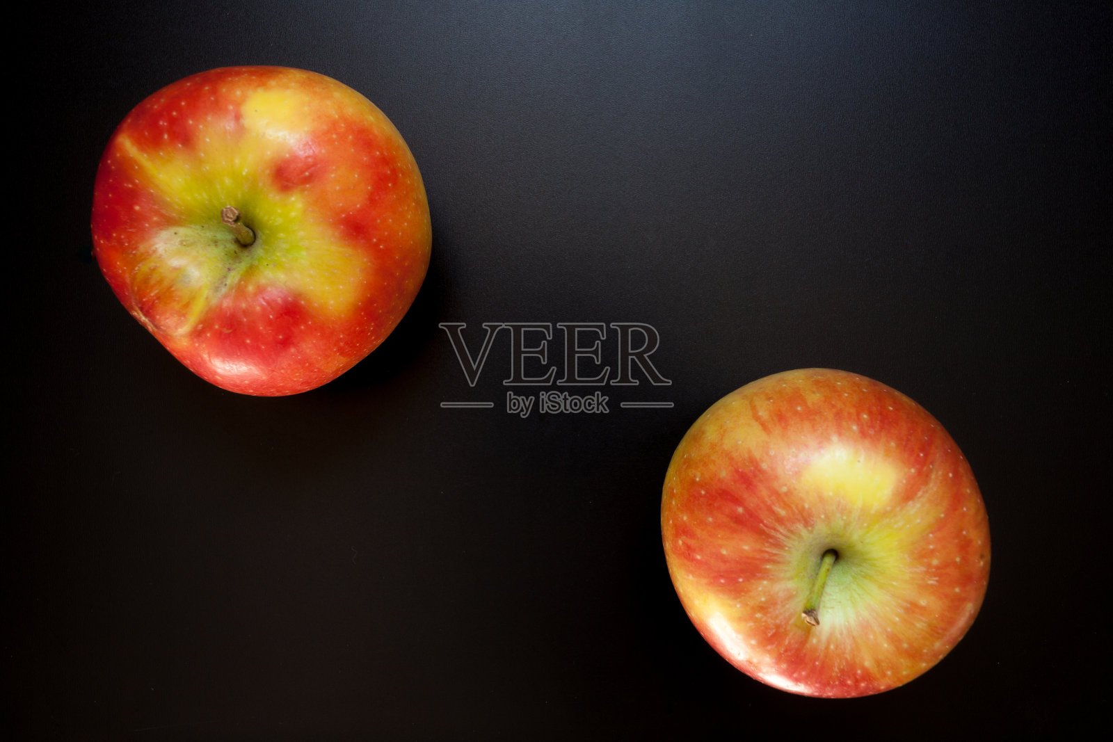 黑色的桌子上有苹果，食物为背景照片摄影图片