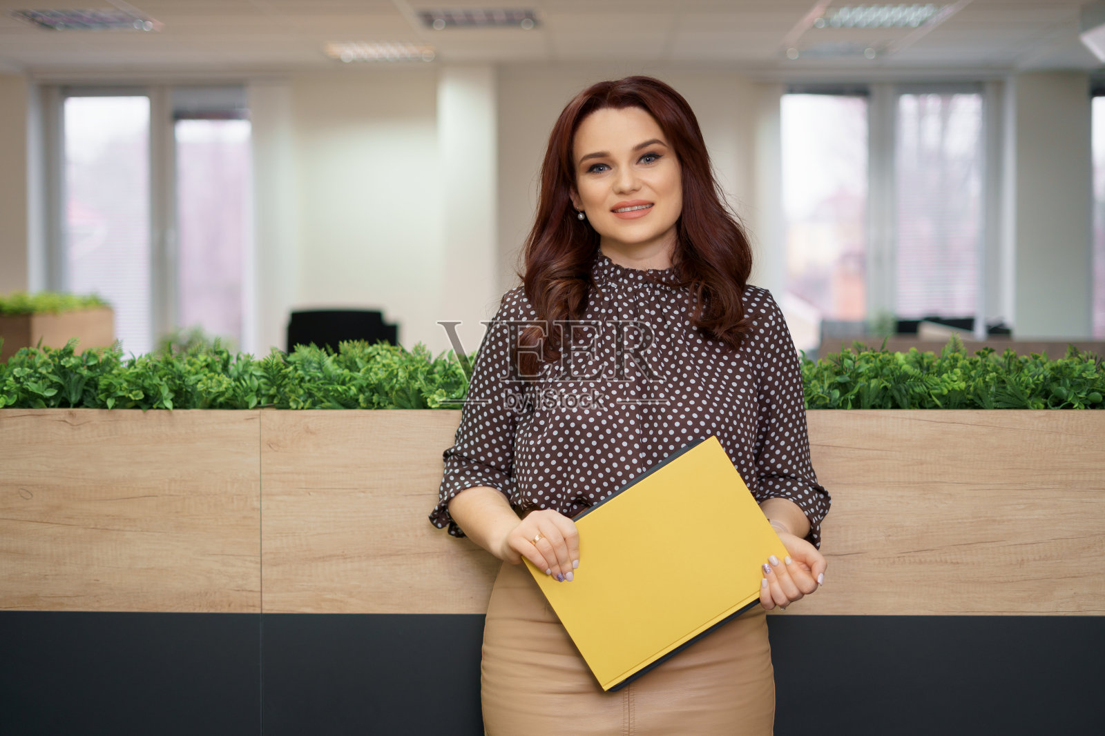办公室里自信的女商人肖像照片摄影图片