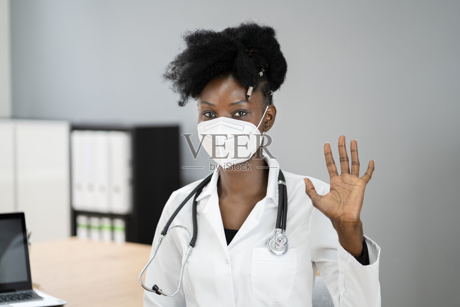 戴医用口罩的非裔美国男医生照片摄影图片