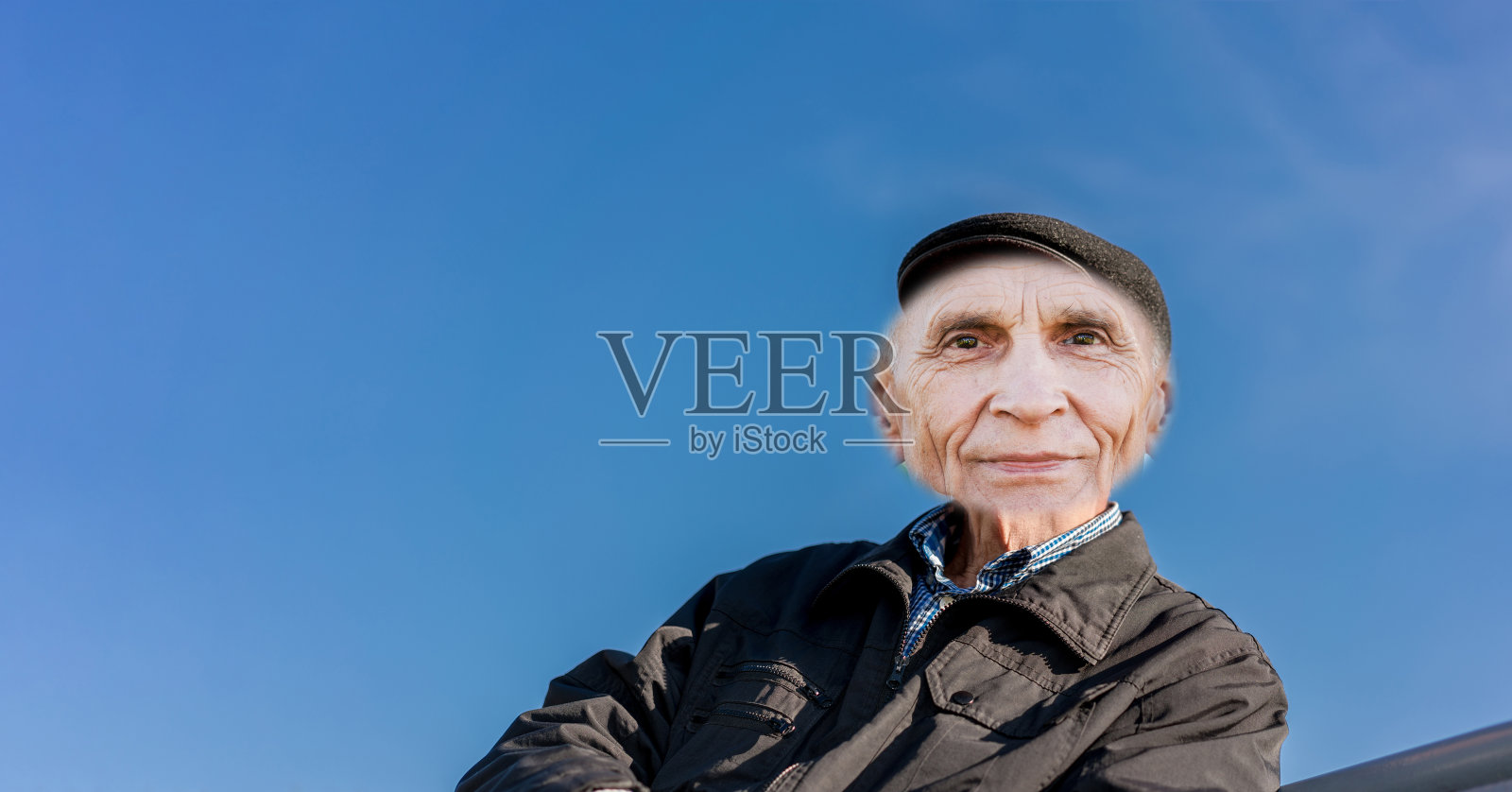 一个滑稽的老人坐在长椅上，背靠蓝天的超现实肖像照片摄影图片