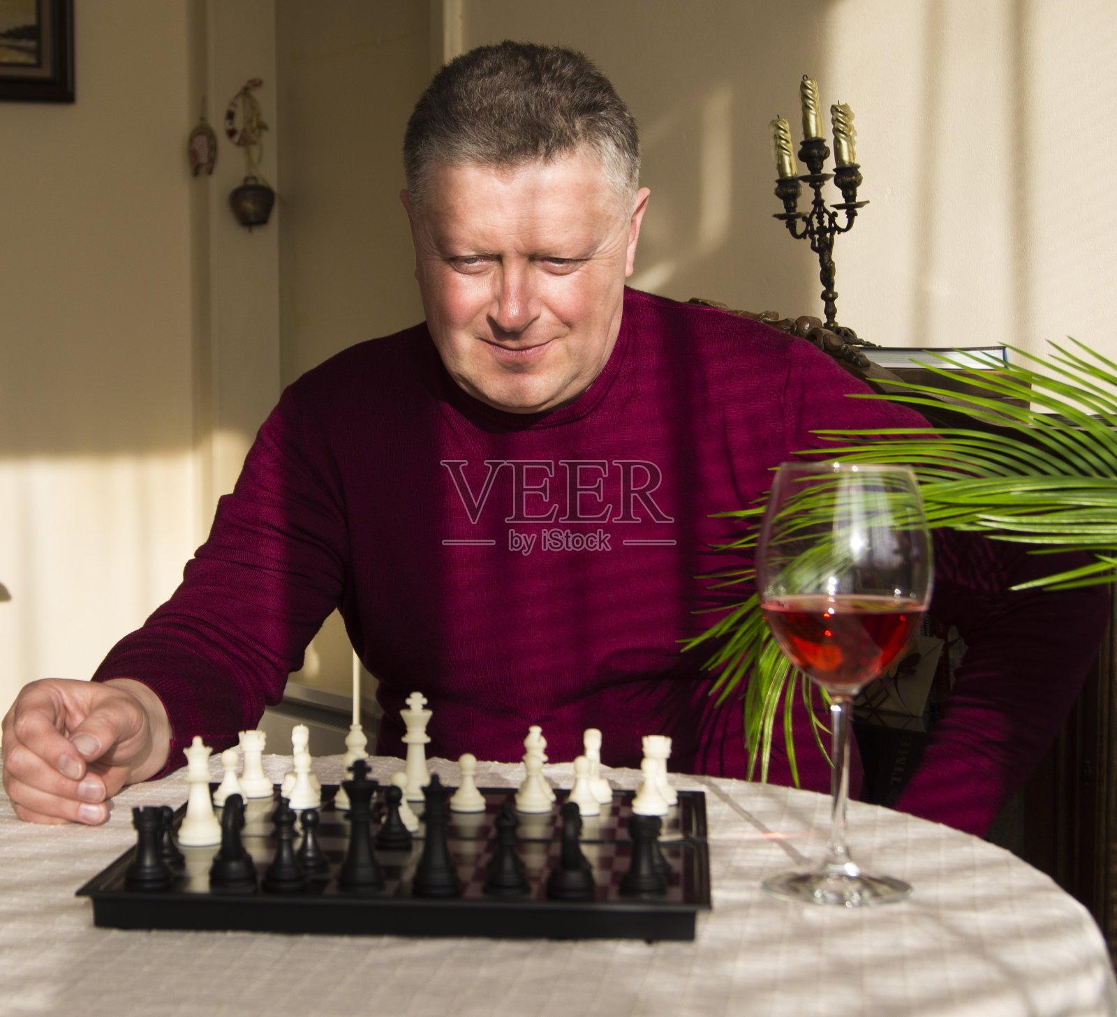 一个人在家下棋照片摄影图片