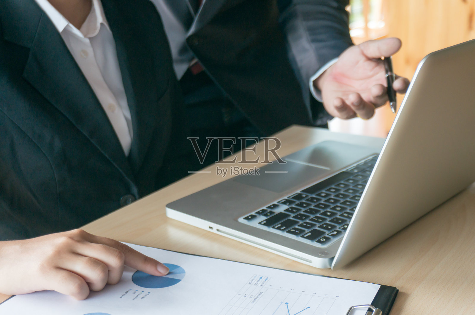 团队领导教练教年轻员工在纸上解释商业计划，倾听健谈的同事和讨论新项目的报告照片摄影图片