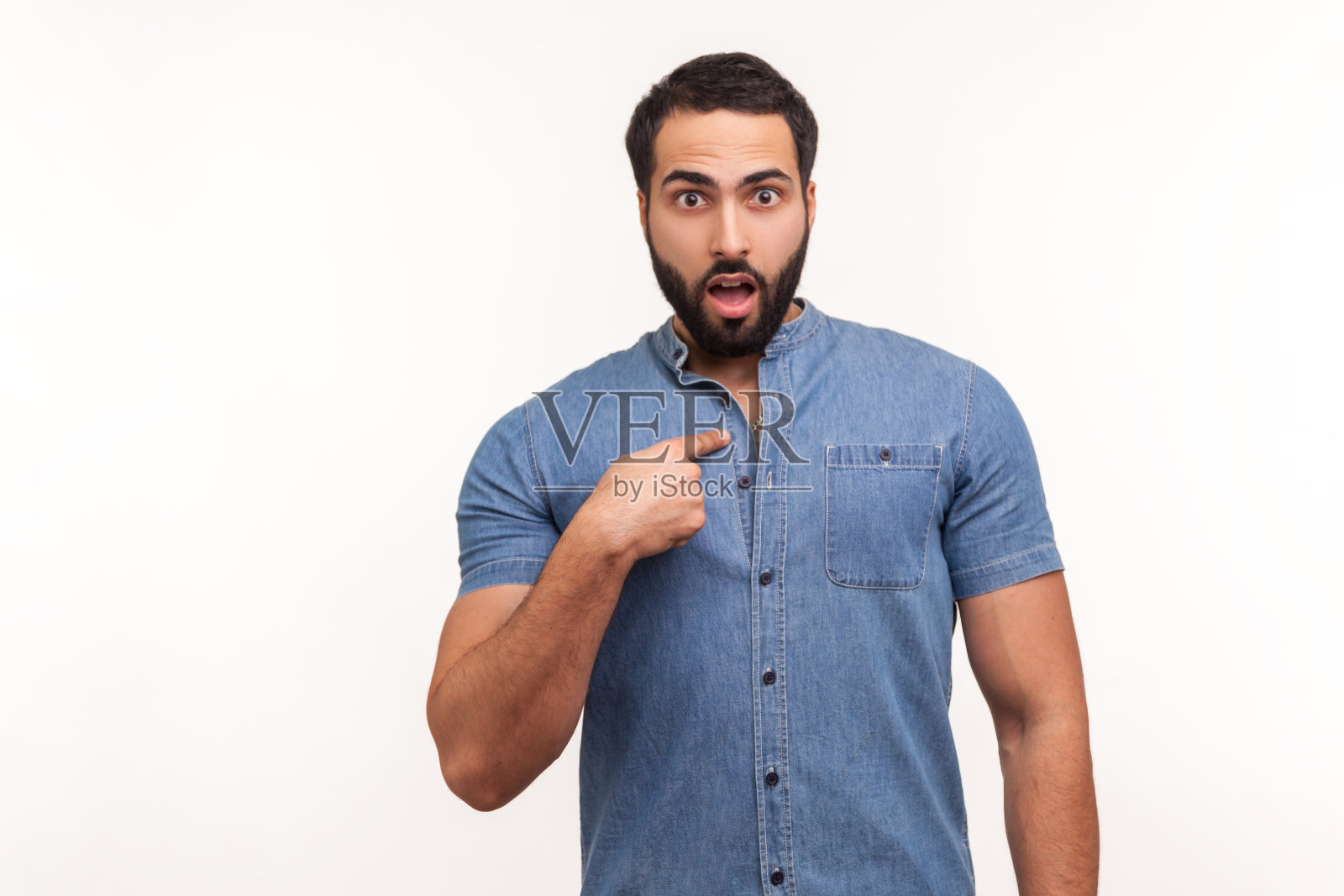 满脸震惊的大胡子男子用惊讶的表情指着自己看着镜头，对突然的胜利感到惊奇，听到了难以置信的消息照片摄影图片