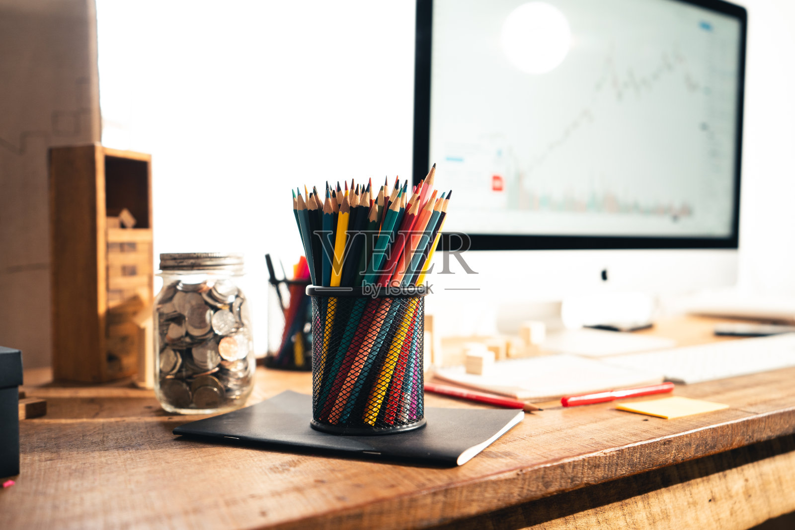 彩色铅笔盒放在家里的木桌上照片摄影图片