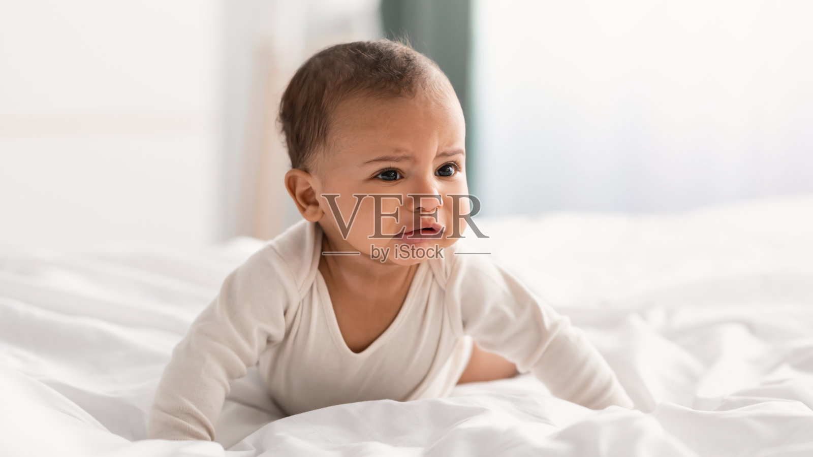 悲哀的黑婴儿独自在卧室哭泣的肖像照片摄影图片