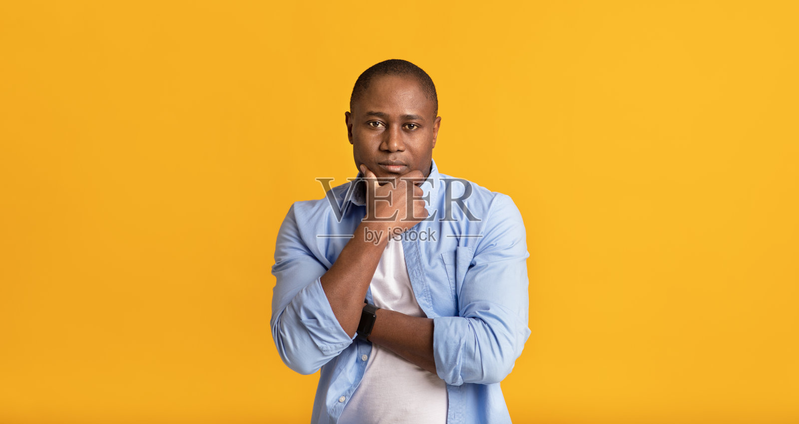 沉思的成年人聪明迷人的非洲裔美国人摩擦下巴，思考困难的问题照片摄影图片