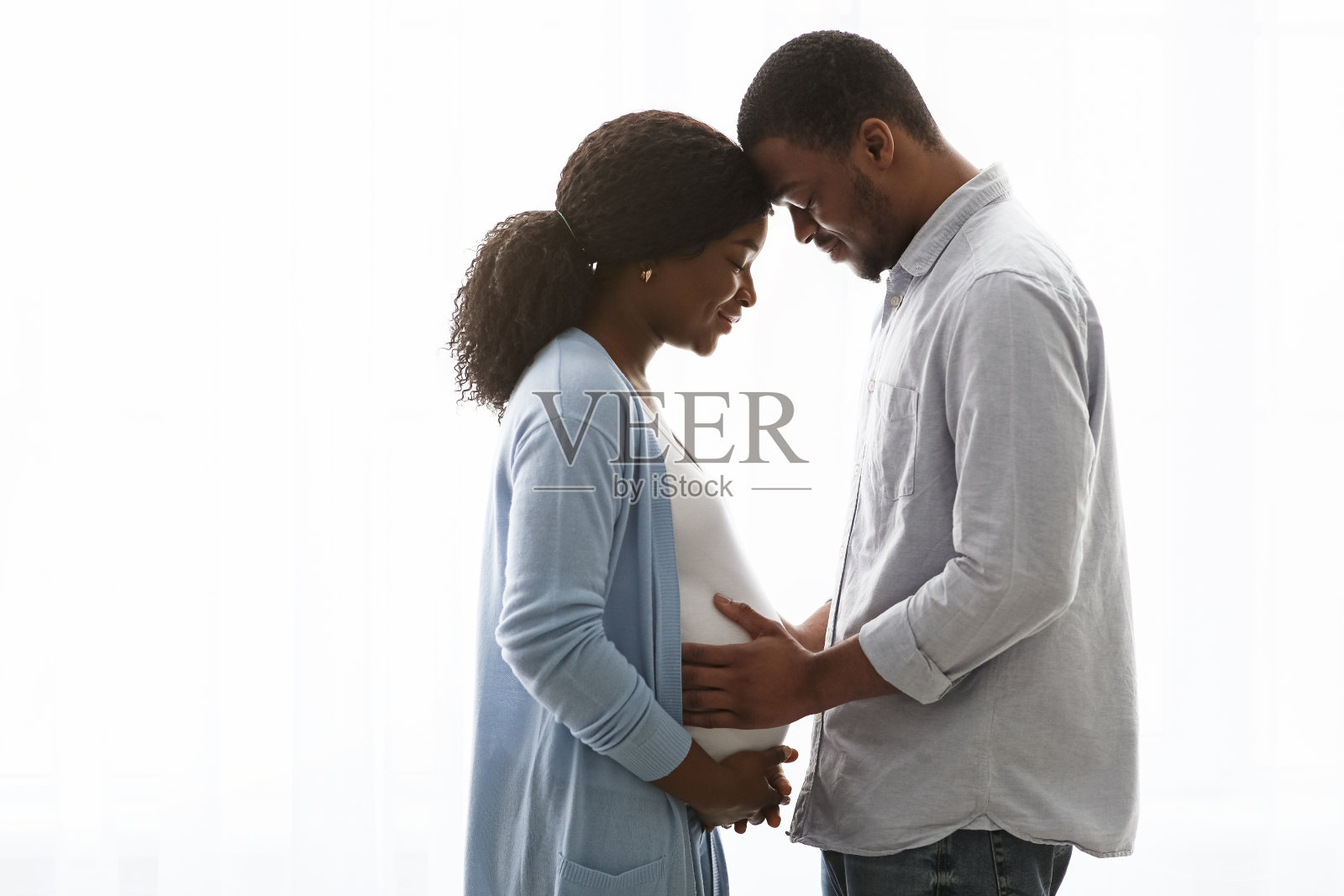 性感怀孕的黑人夫妇拥抱而花时间在家里照片摄影图片
