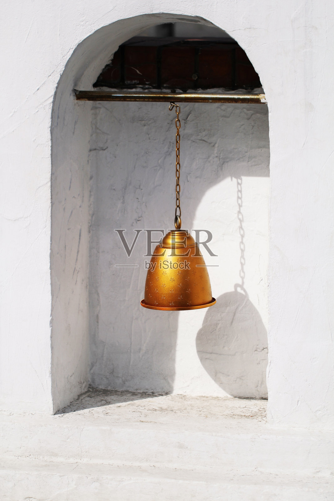 白色墙壁上的金钟拱门照片摄影图片