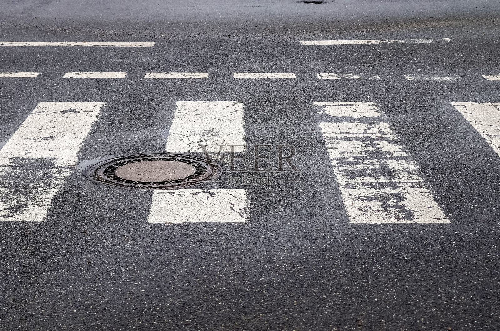 欧洲道路上的白色斑马线。照片摄影图片
