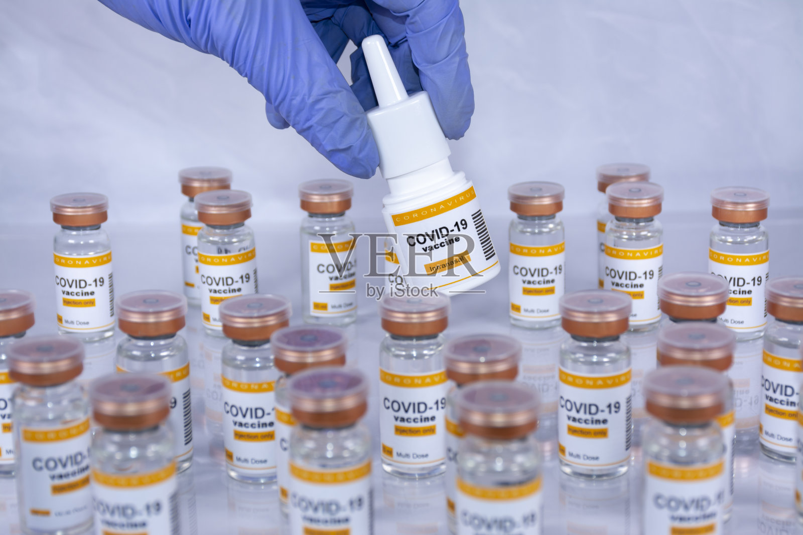 有西班牙疫苗和手的吸入器照片摄影图片