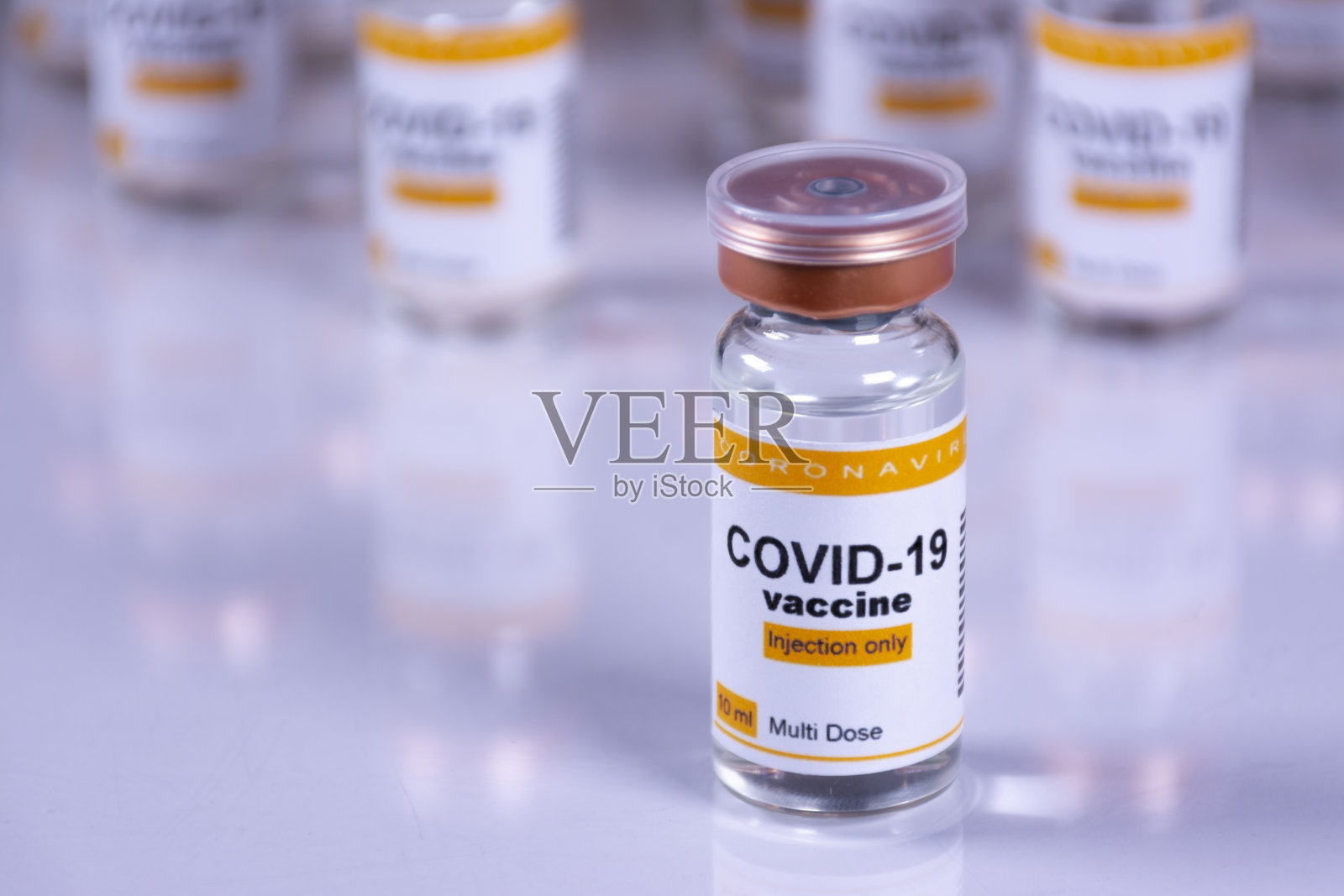 装有冠状病毒疫苗的小瓶照片摄影图片