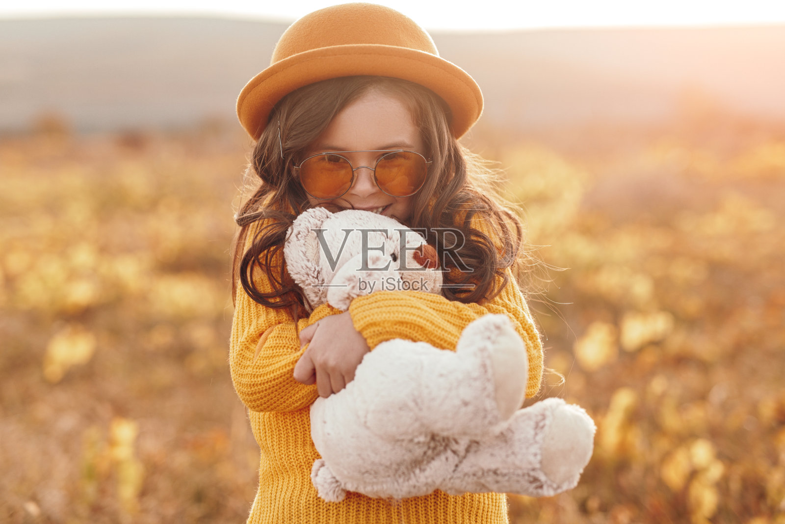 快乐的孩子带着玩具在野外照片摄影图片