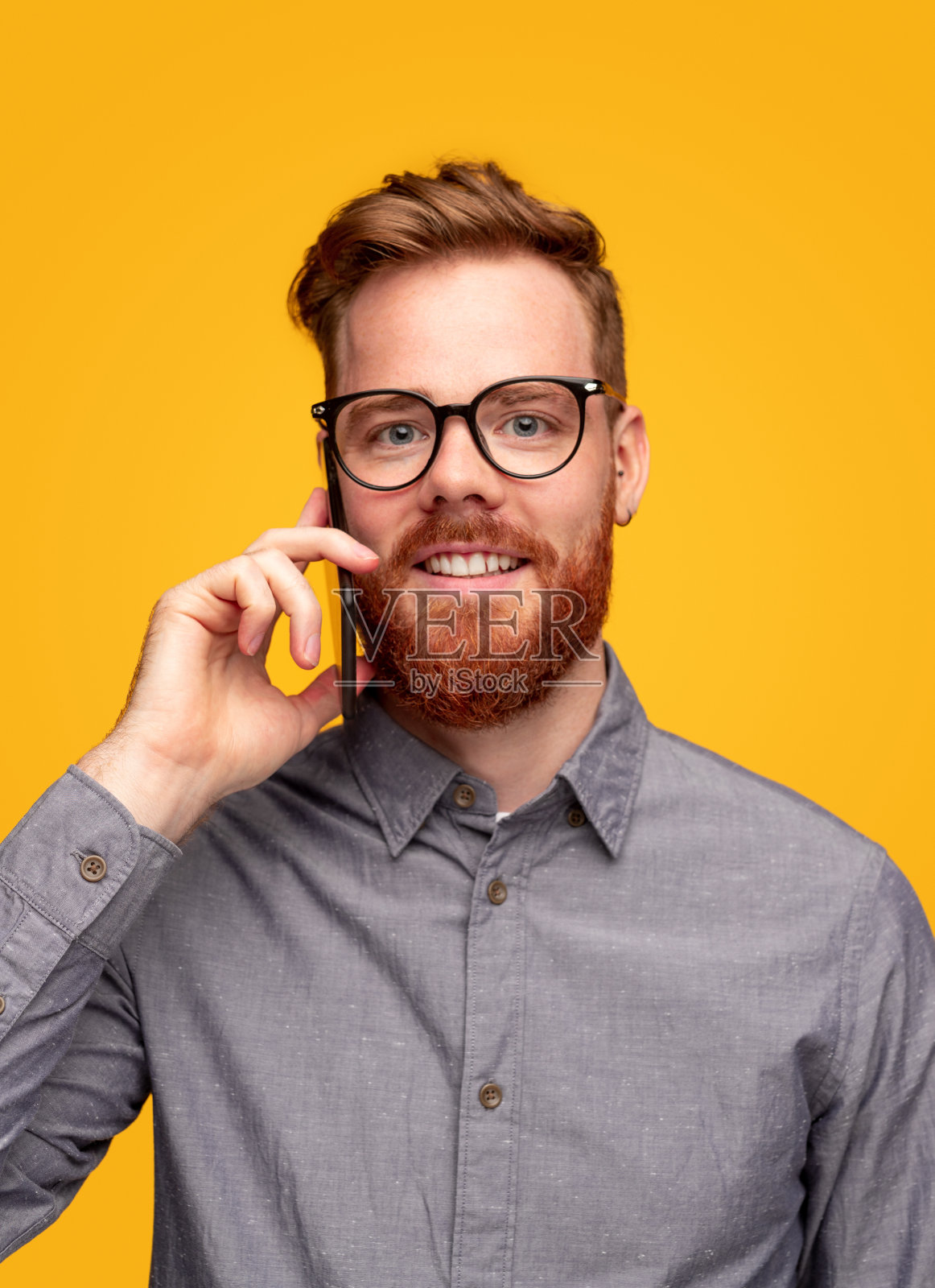 正聊智能手机的年轻人照片摄影图片