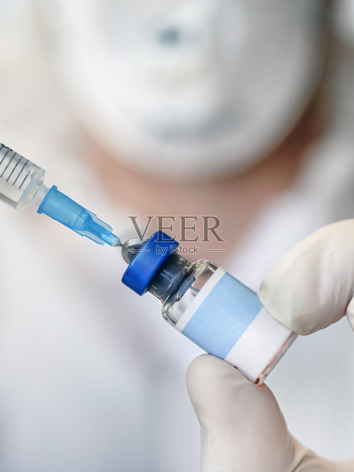疫苗装在小瓶中，注射器蓝色背景照片摄影图片