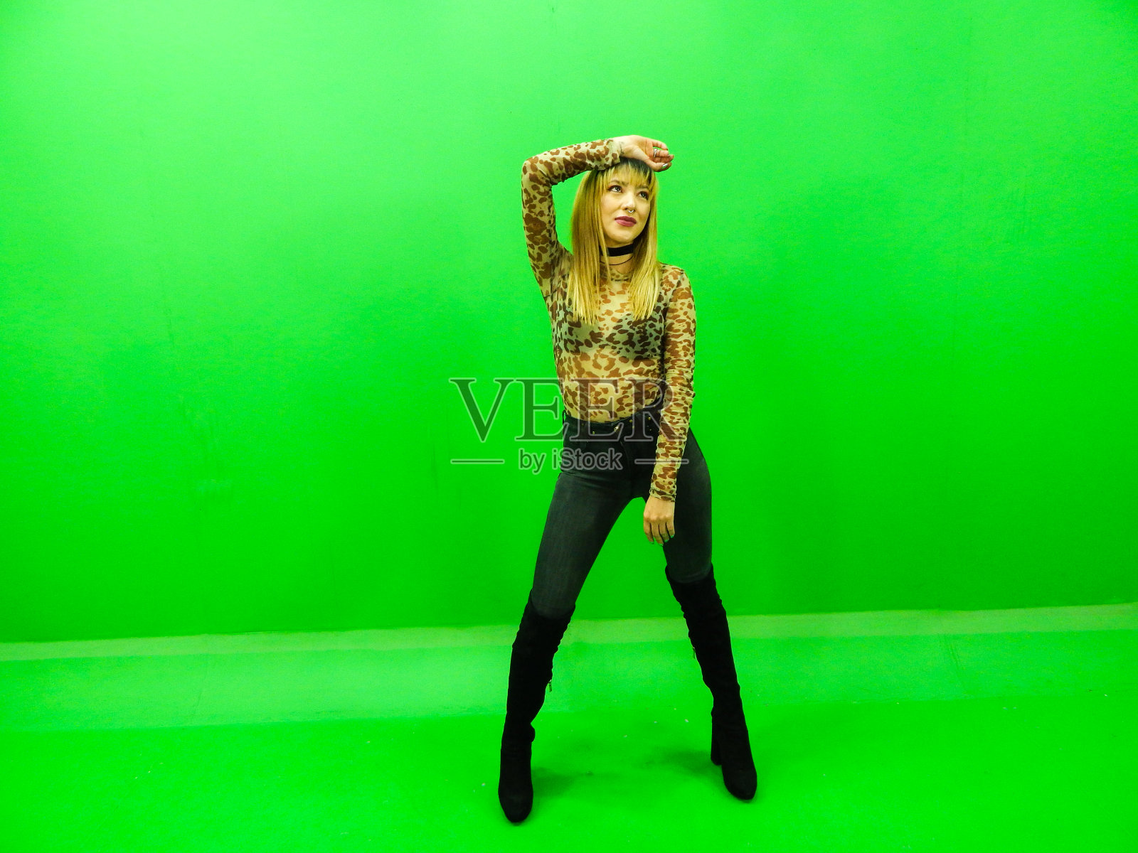 以绿色为背景的女人照片摄影图片