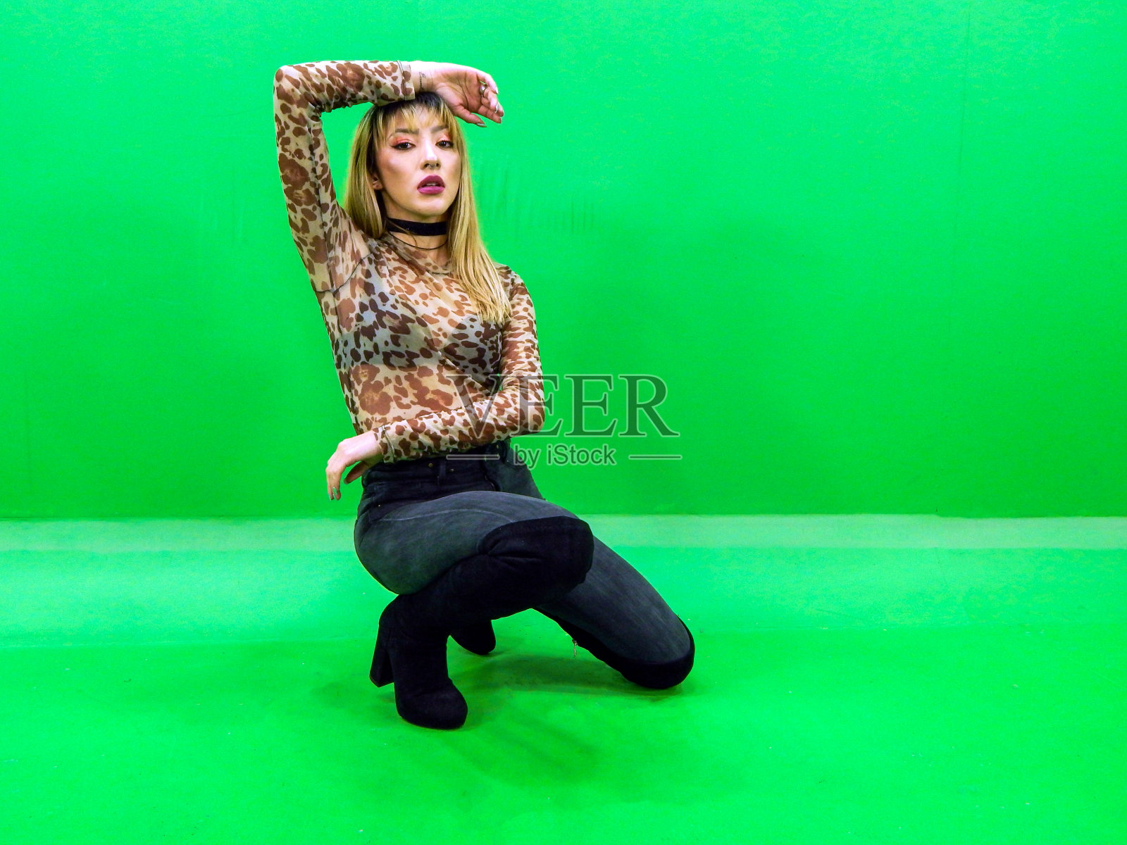 以绿色为背景的女人照片摄影图片