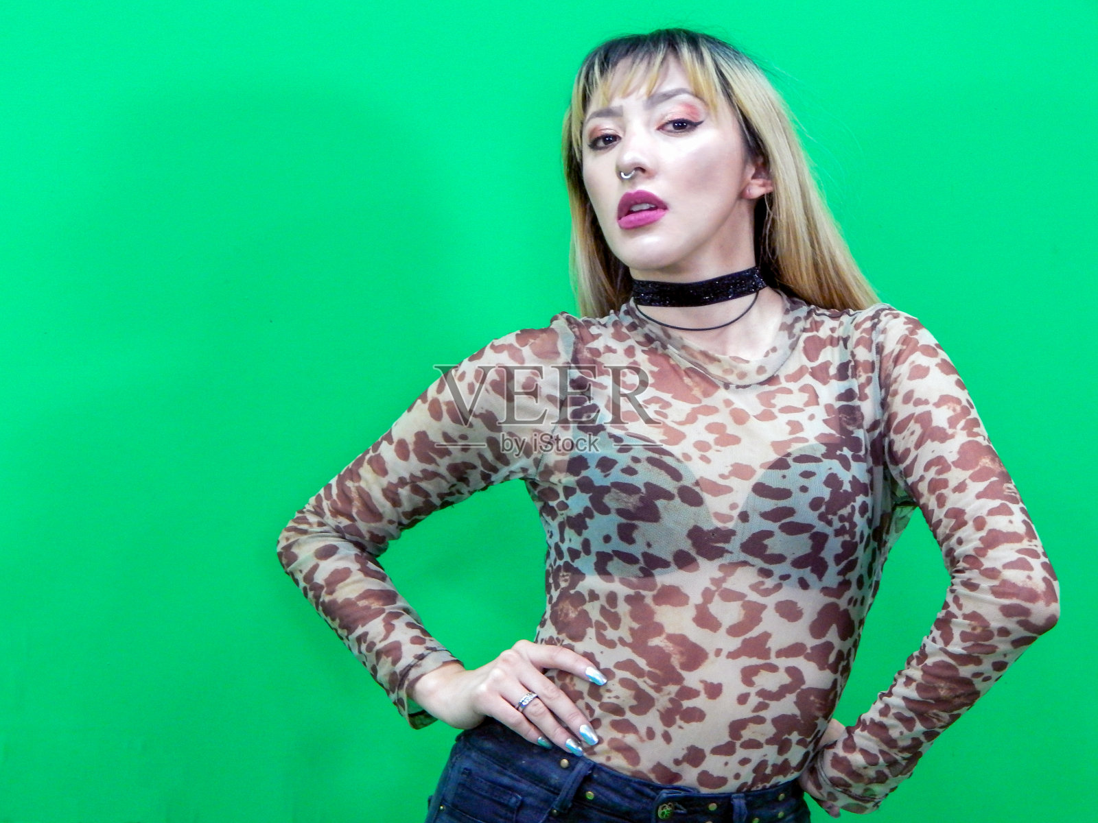 以绿色为背景的女人照片摄影图片