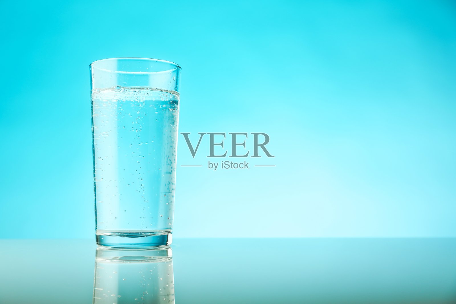 一杯苏打水，蓝色背景，还有复印空间照片摄影图片