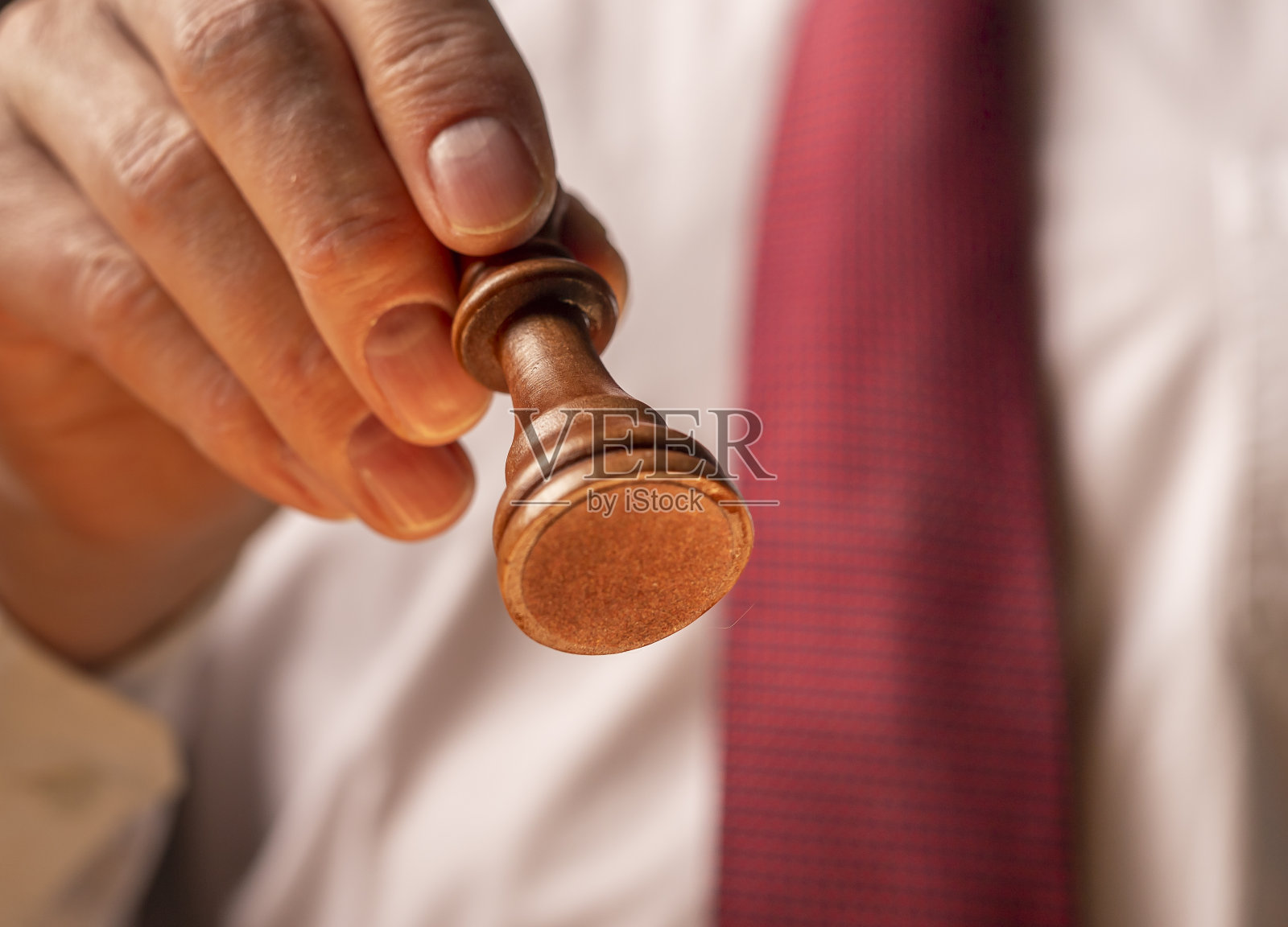 拿着棋子的男人。第一步的概念，从创业开始照片摄影图片