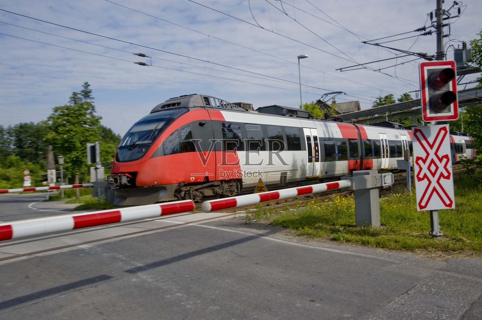 铁路道口的大门就在马路上照片摄影图片