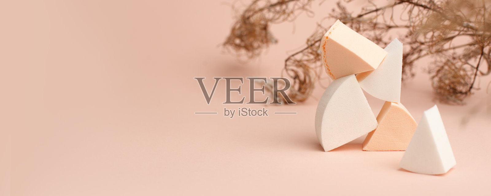 米色背景上的化妆海绵，现代时尚静物，单色，大地色调，中性，干香草，美容行业概念，化妆，面部护理，博客风格，横幅，传单，标题照片摄影图片