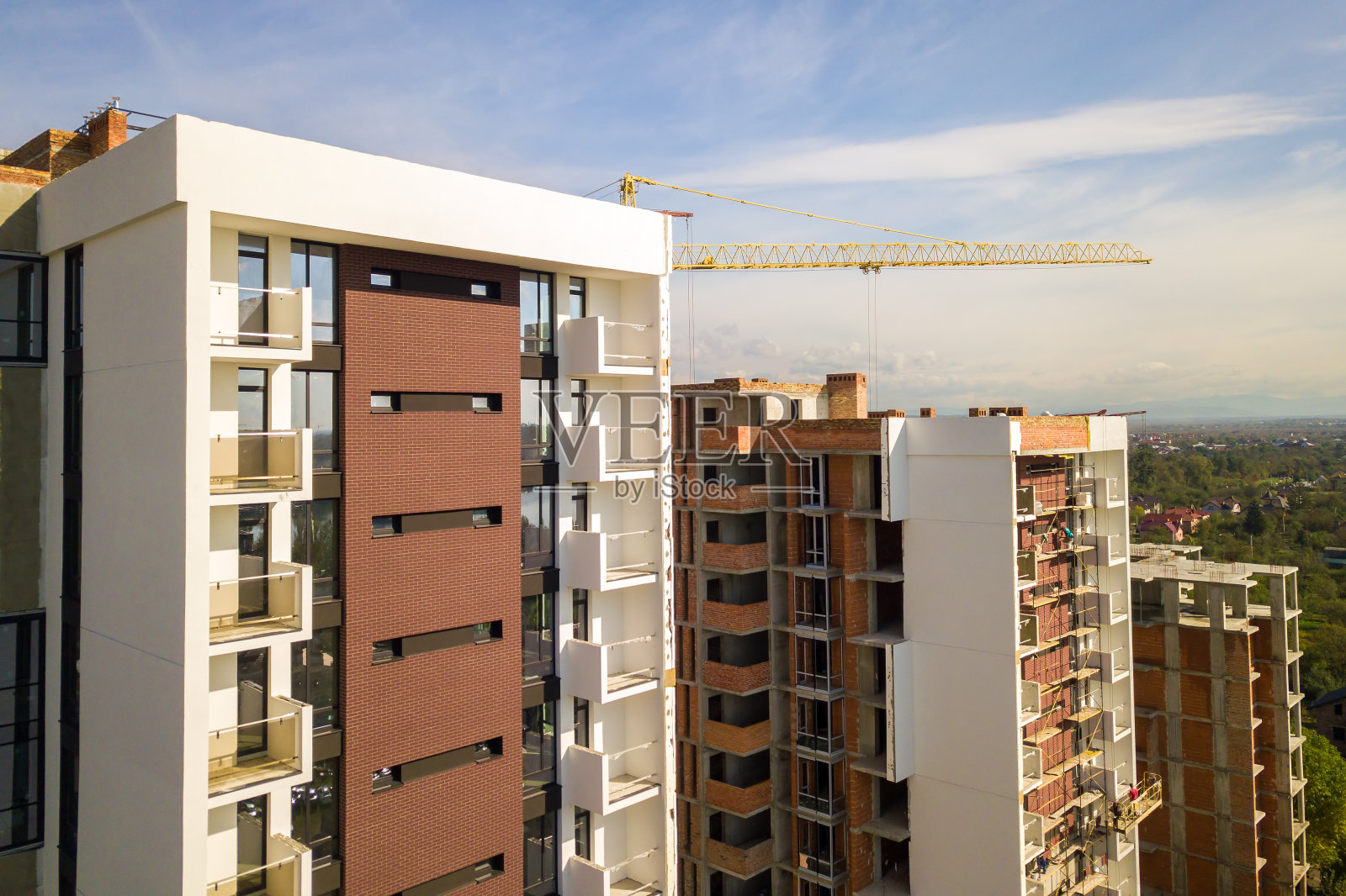 正在建设的多层住宅楼鸟瞰图。房地产开发。照片摄影图片