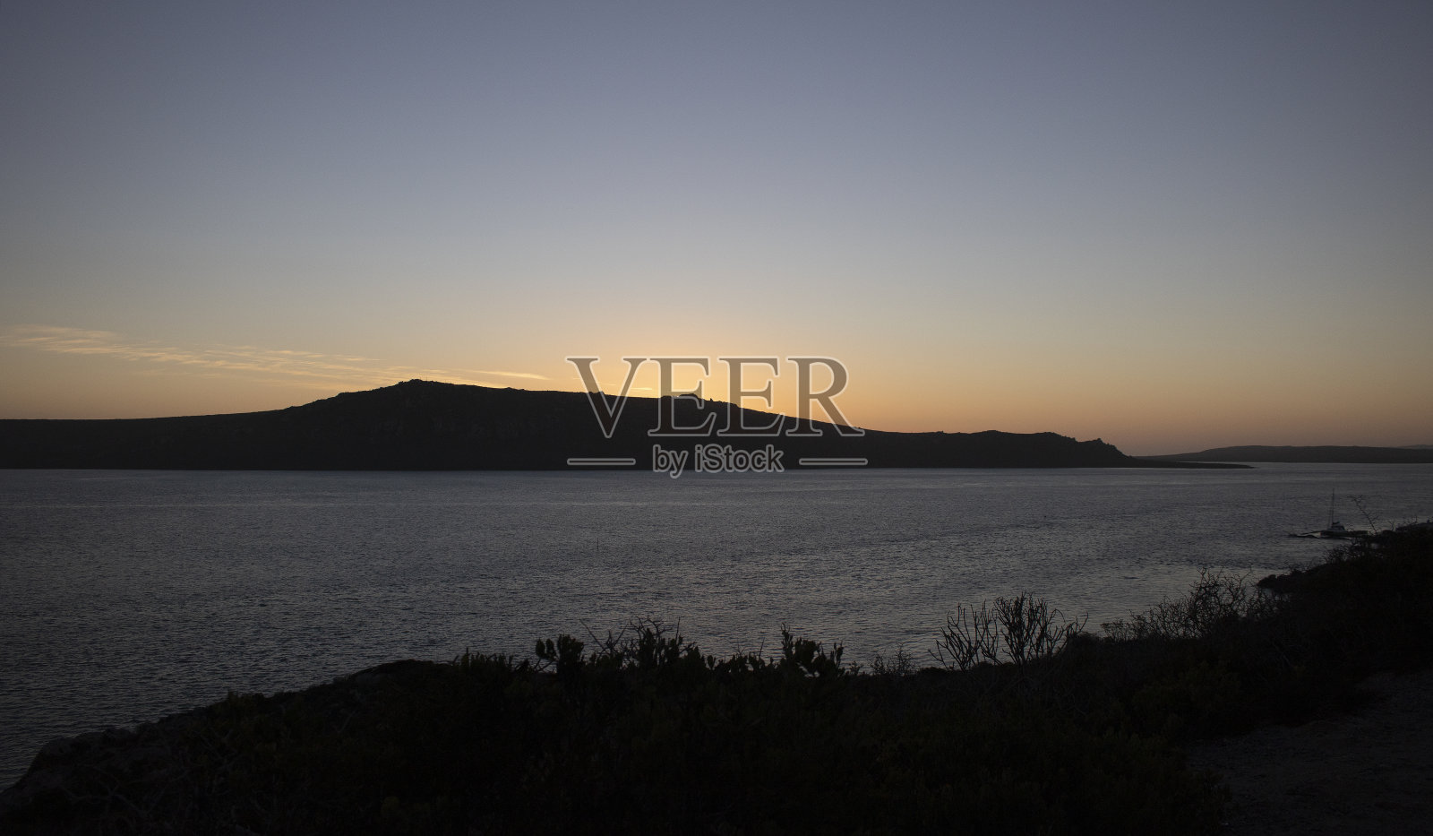 美丽的日落在朗格班泻湖和山脉在南非西海岸海角。照片摄影图片