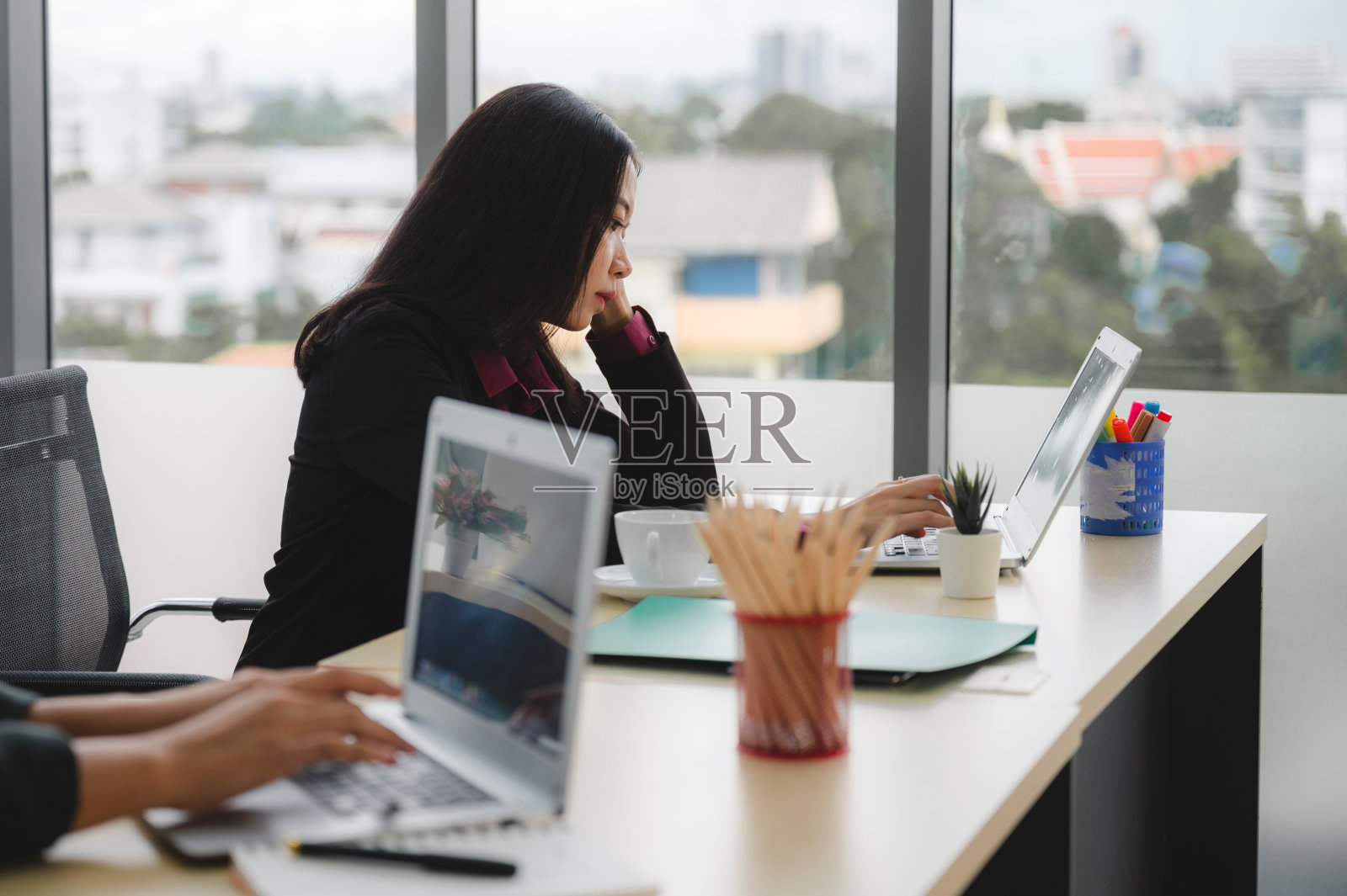 因工作压力大坐在寺庙里的亚洲女商人。工作失误、厌倦和对同事失望的概念照片摄影图片