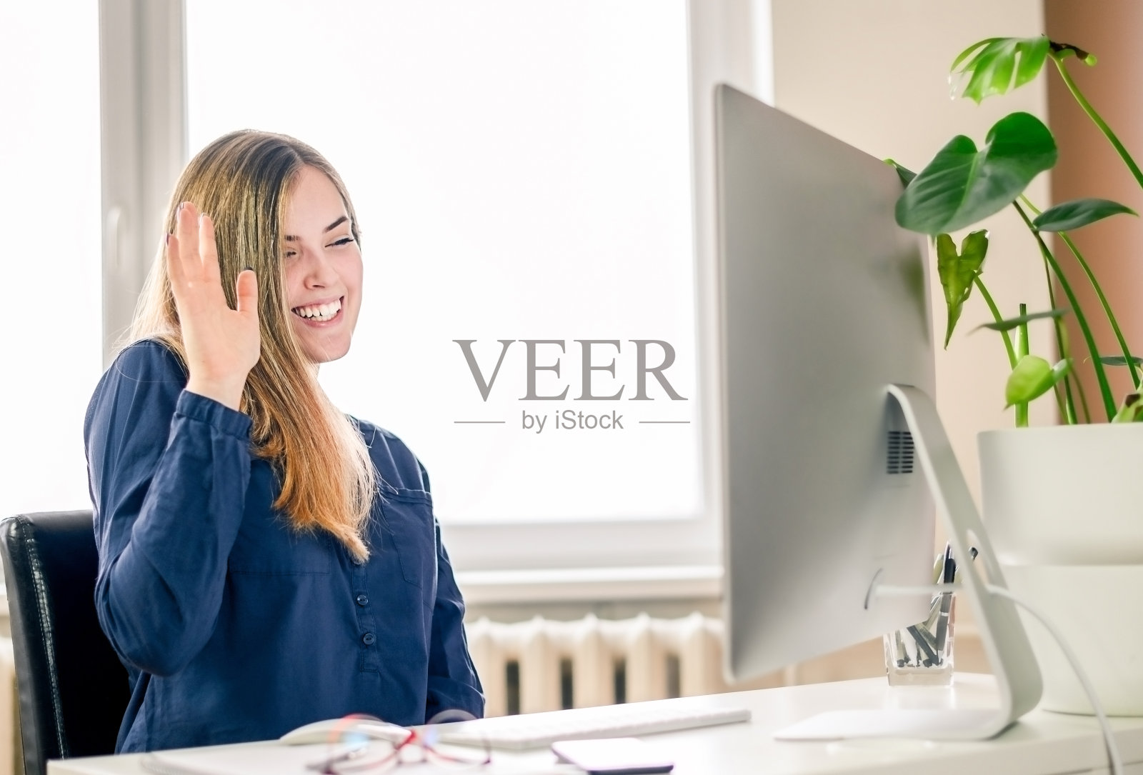 微笑美丽的年轻女商人在家里用电脑与鹦鹉照片摄影图片