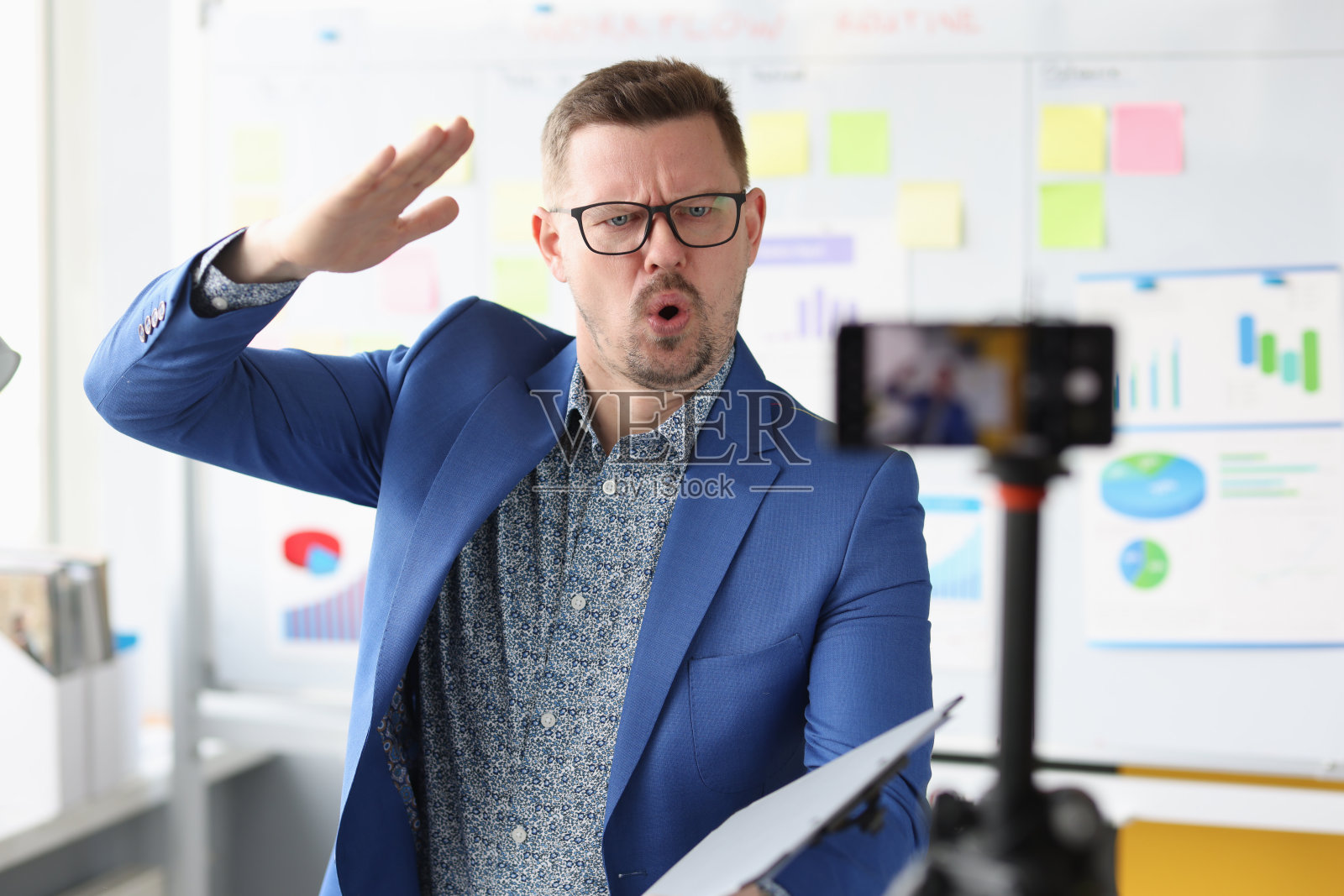 商务教练告诉信息到手机摄像头照片摄影图片