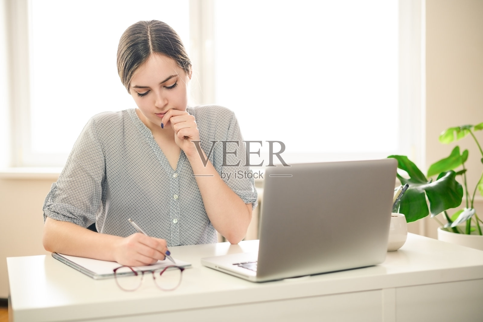 商业女性在家里，办公室使用电脑。有选择性的重点照片摄影图片