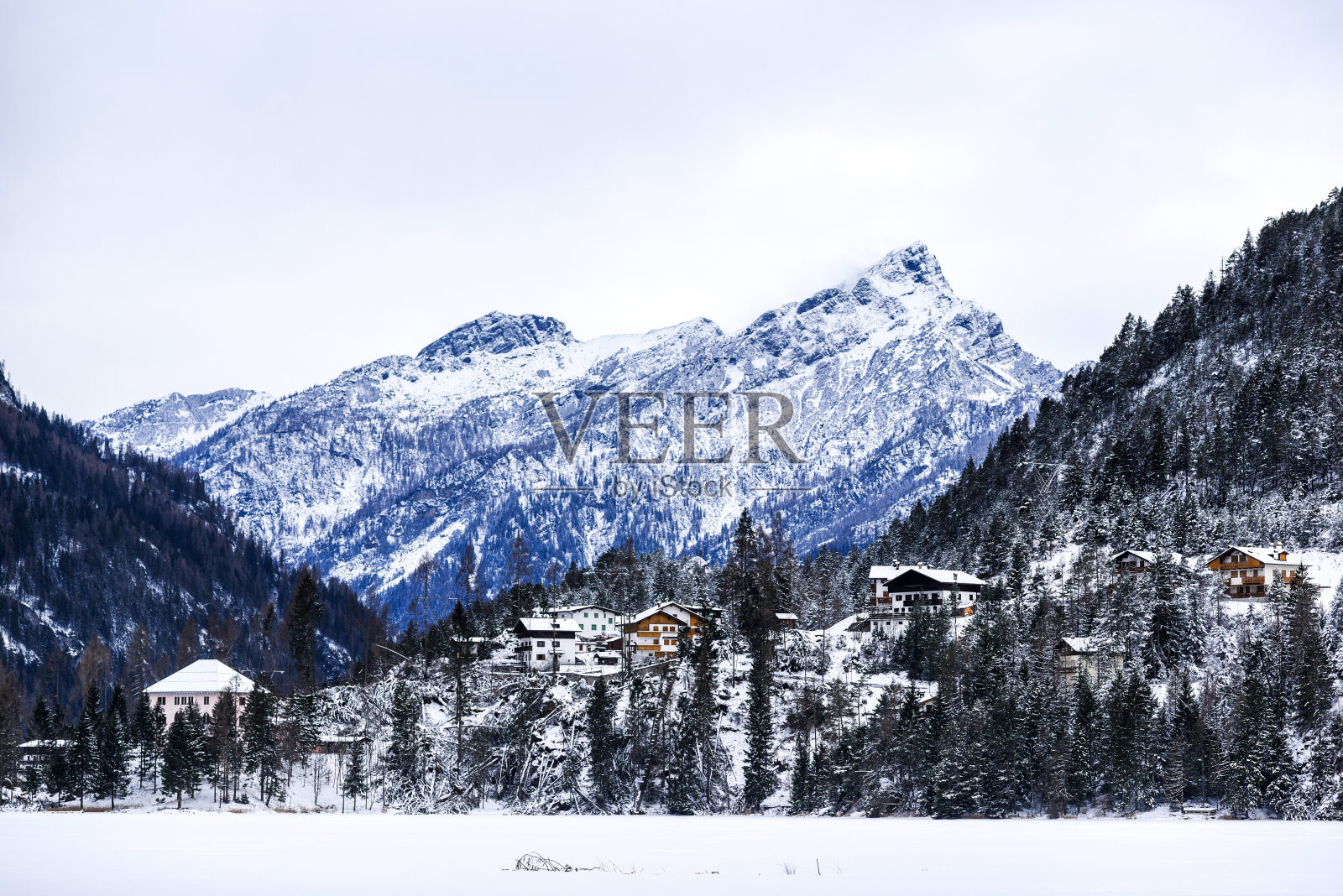 意大利白云石山脉的冬季景观。照片摄影图片