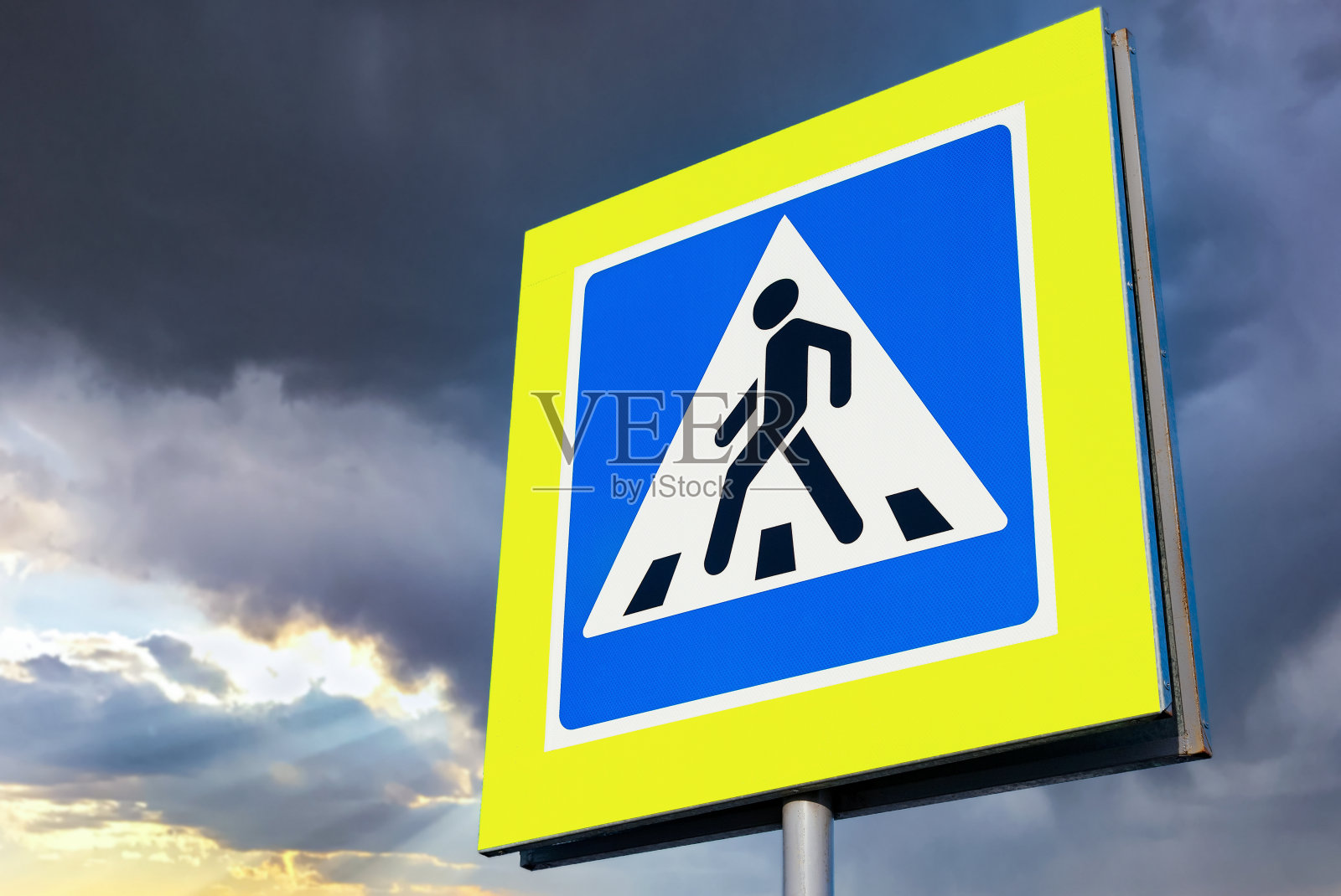 道路标志行人过街与云照片摄影图片