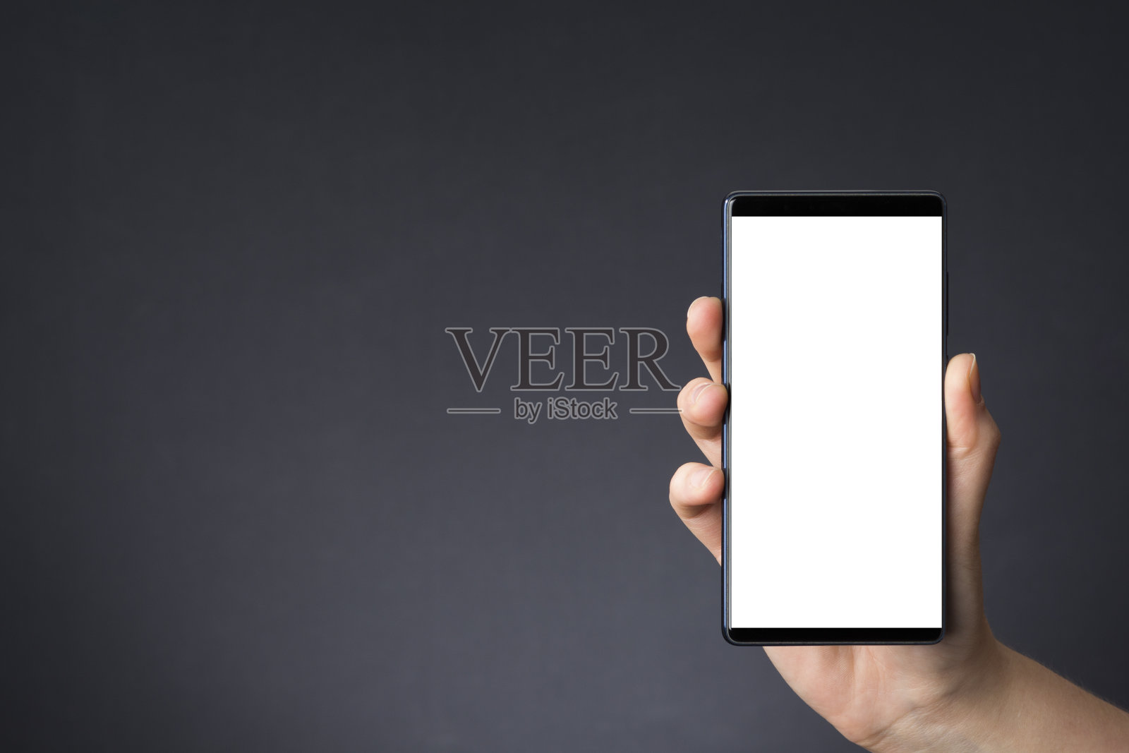 女性手持黑屏手机照片摄影图片