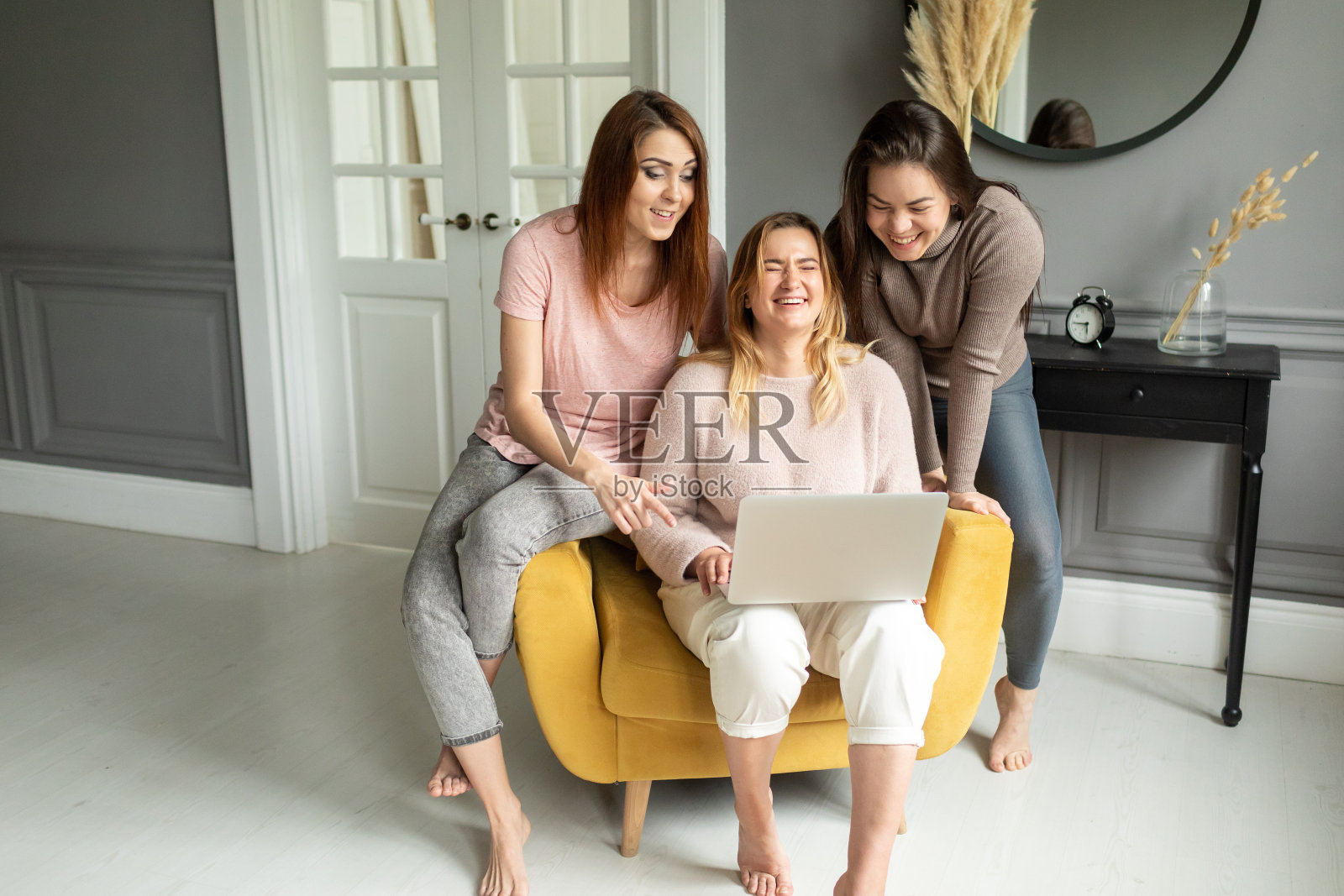 一群女朋友在笔记本电脑上通过视频会议与朋友交流。友谊照片摄影图片