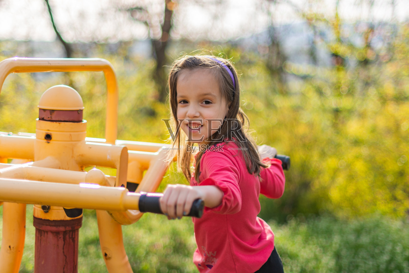 孩子们在公园里锻炼照片摄影图片